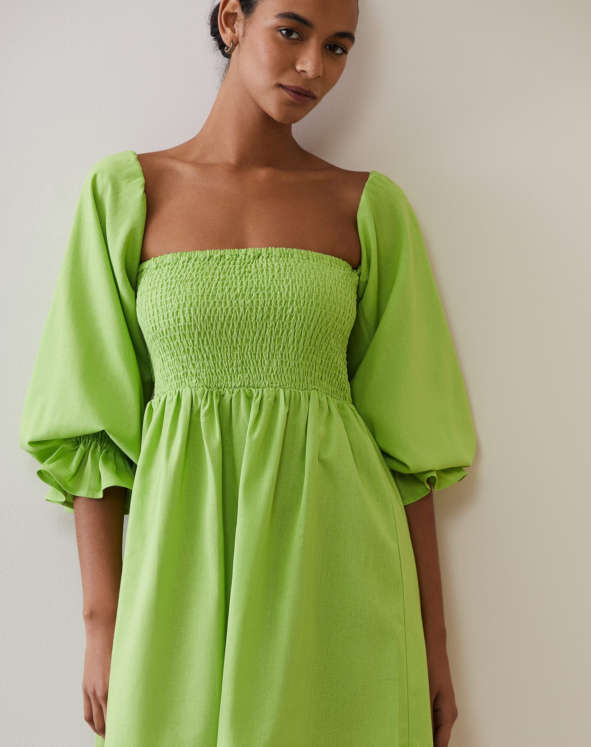 Vestido Curto Ombro a Ombro com Lastex em Linho - Verde Lima