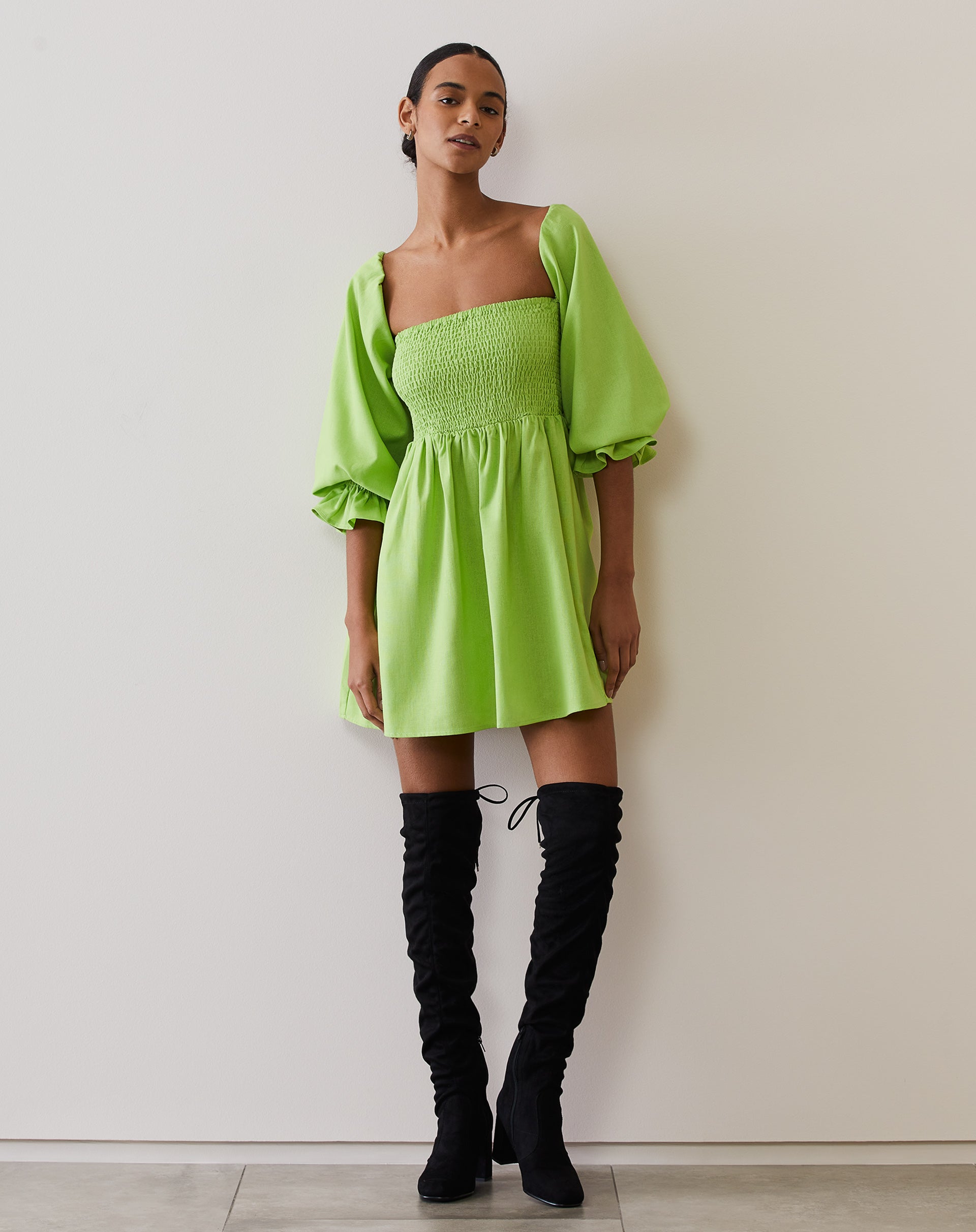 Vestido Curto Ombro a Ombro com Lastex em Linho - Verde Lima