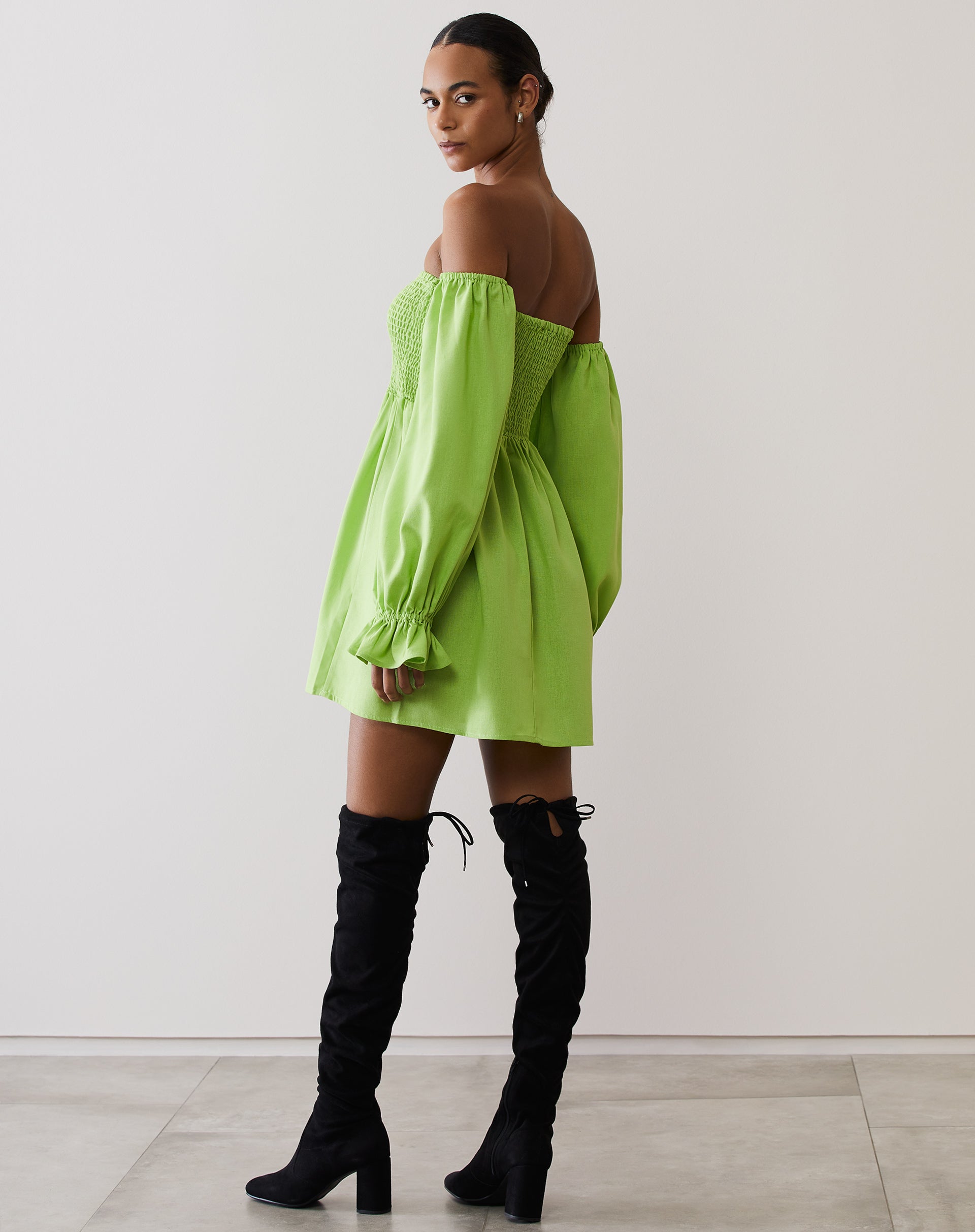 Vestido Curto Ombro a Ombro com Lastex em Linho - Verde Lima