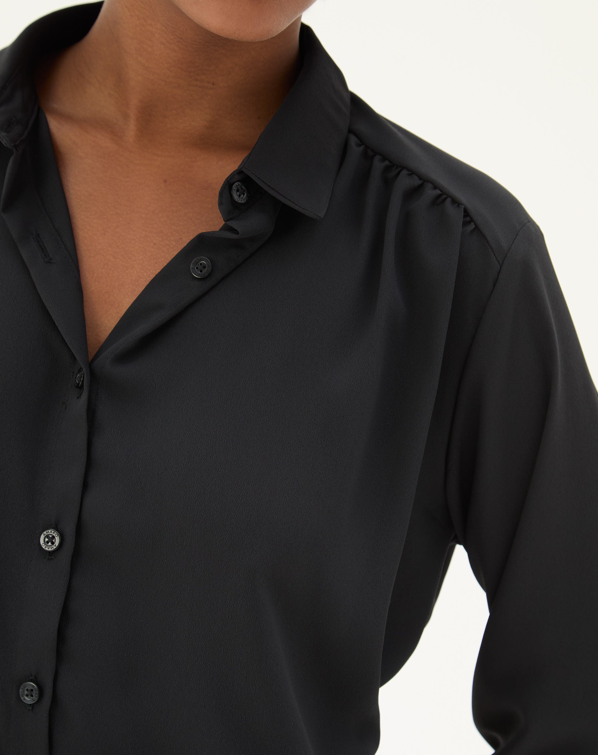 50425139_0002_camisa-manga-longa-barra-reta-preto_2_1e646cdf-2b38-48d9-8203-40e50bff8109.jpg