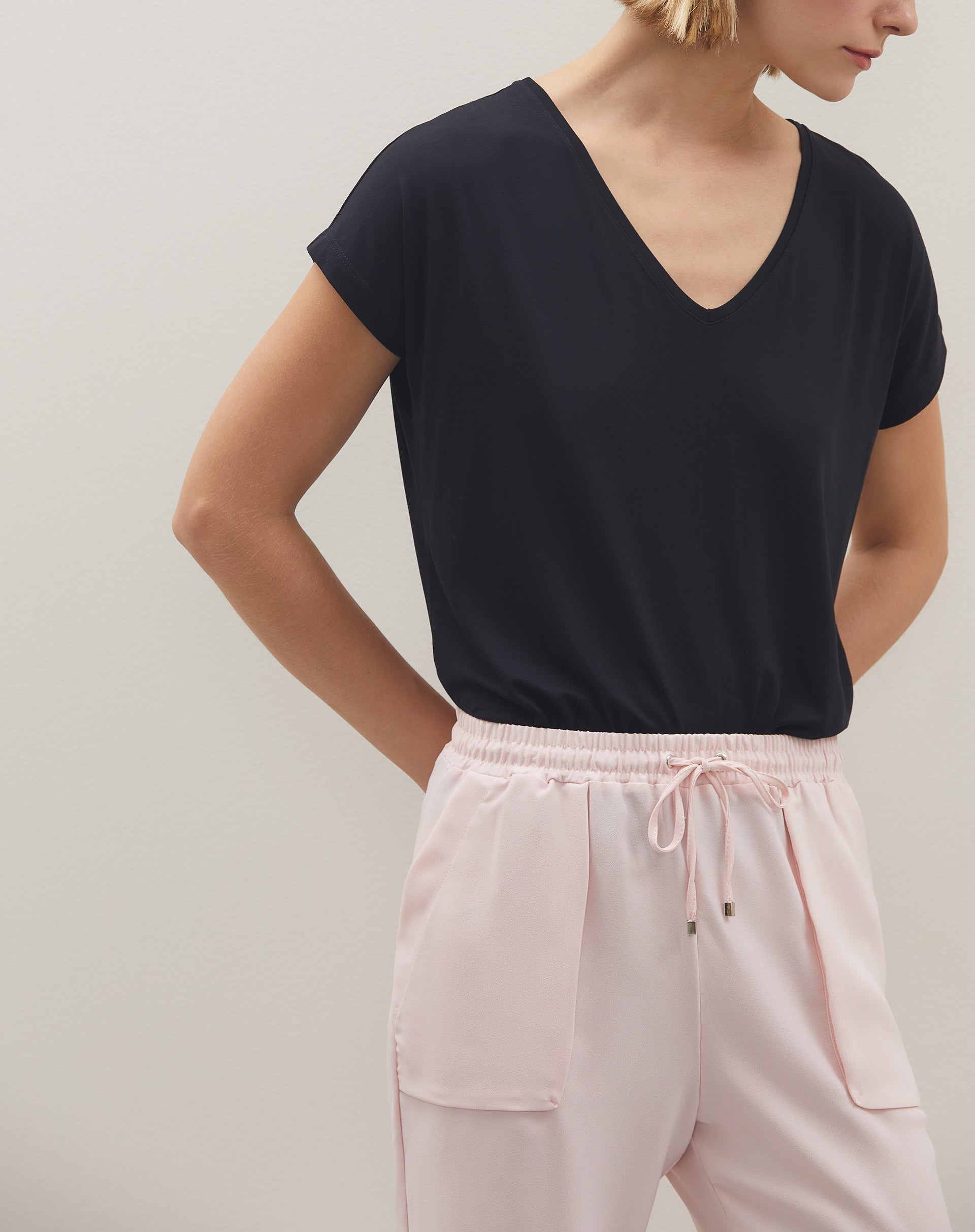 T-shirt Viscose Decote V Lisa - Preto