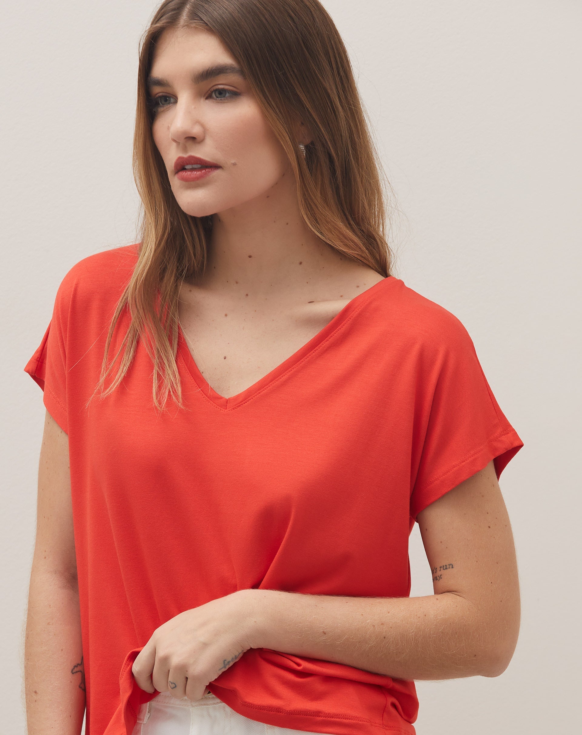 T-shirt Viscose Decote V Lisa - Vermelho