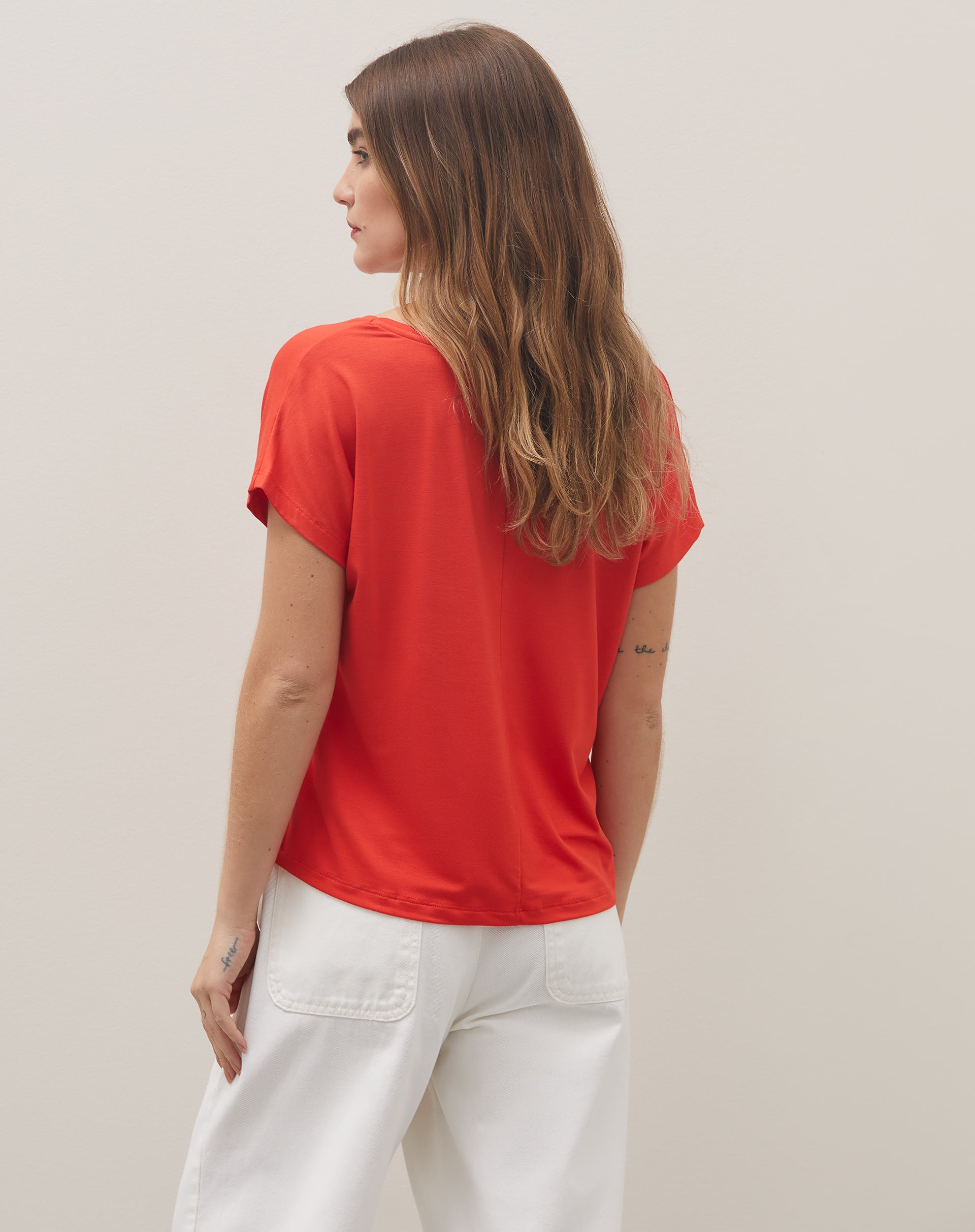 T-shirt Viscose Decote V Lisa - Vermelho