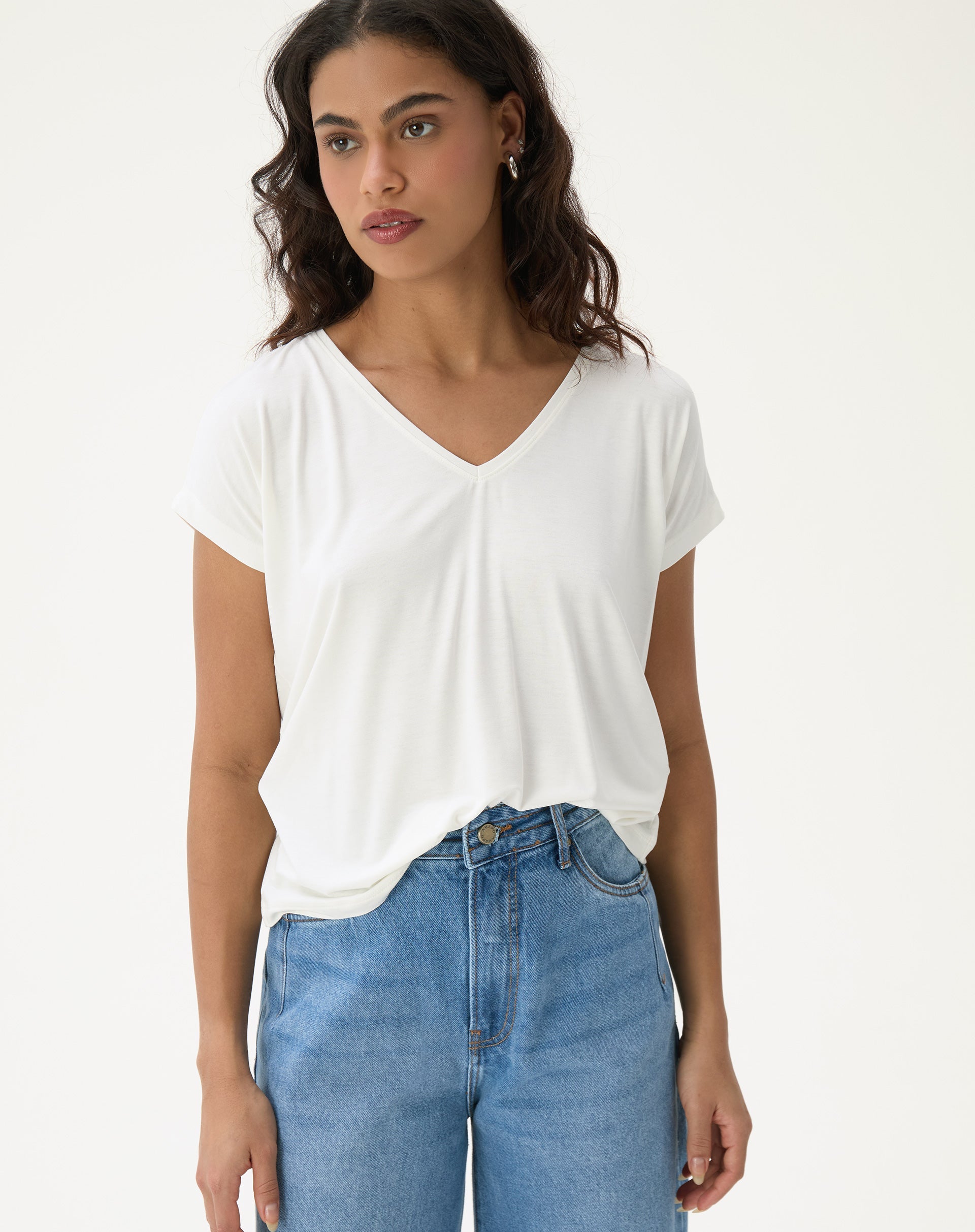 Camiseta de viscose com decote em V e mangas curtas, vista frontal.