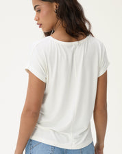 Vista traseira da camiseta de viscose com decote em V.