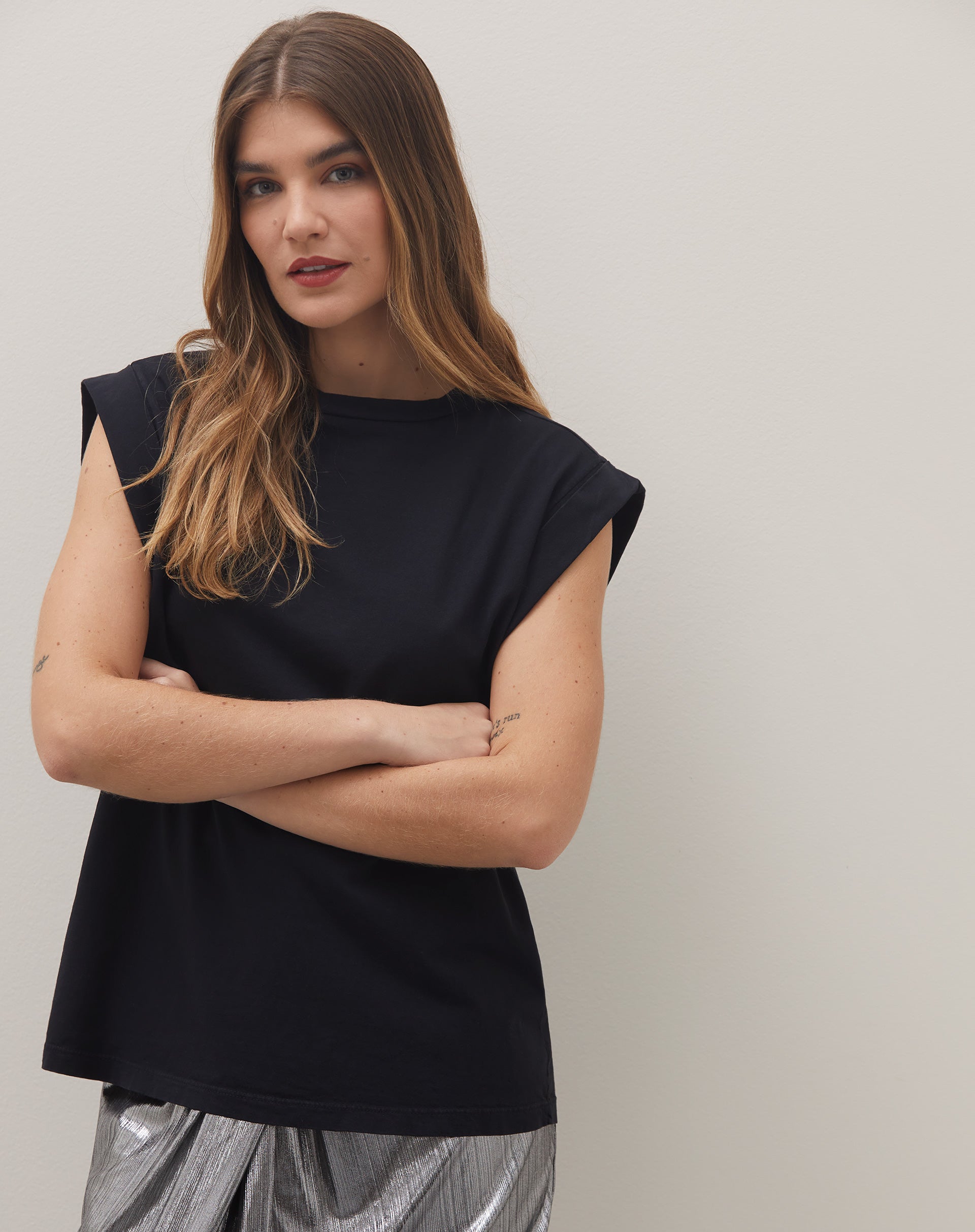 Regata Oversized com Ombro Deslocado - Preto