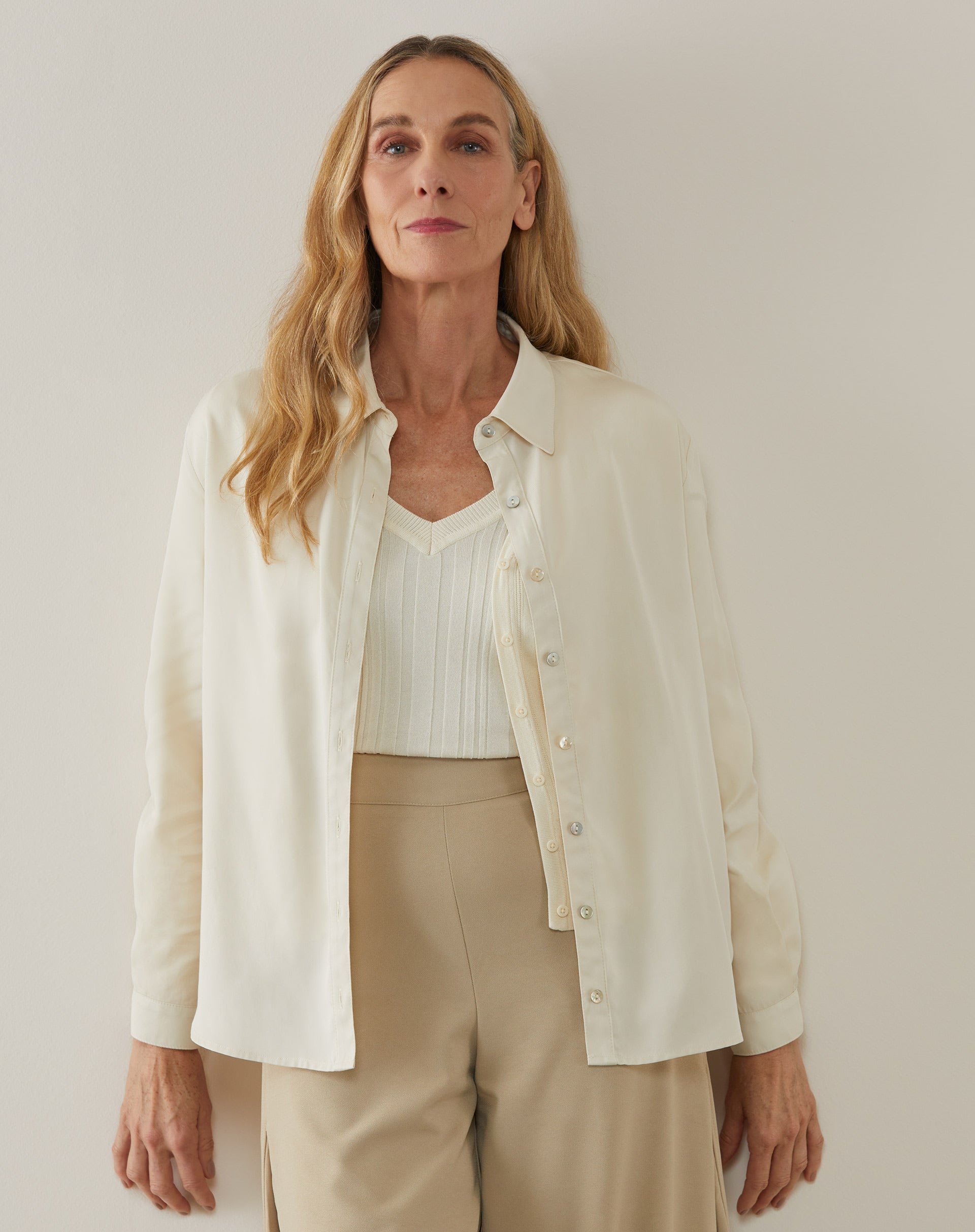 Camisa ampla de Lyocel na cor areia, vista frontal com detalhes de botões.