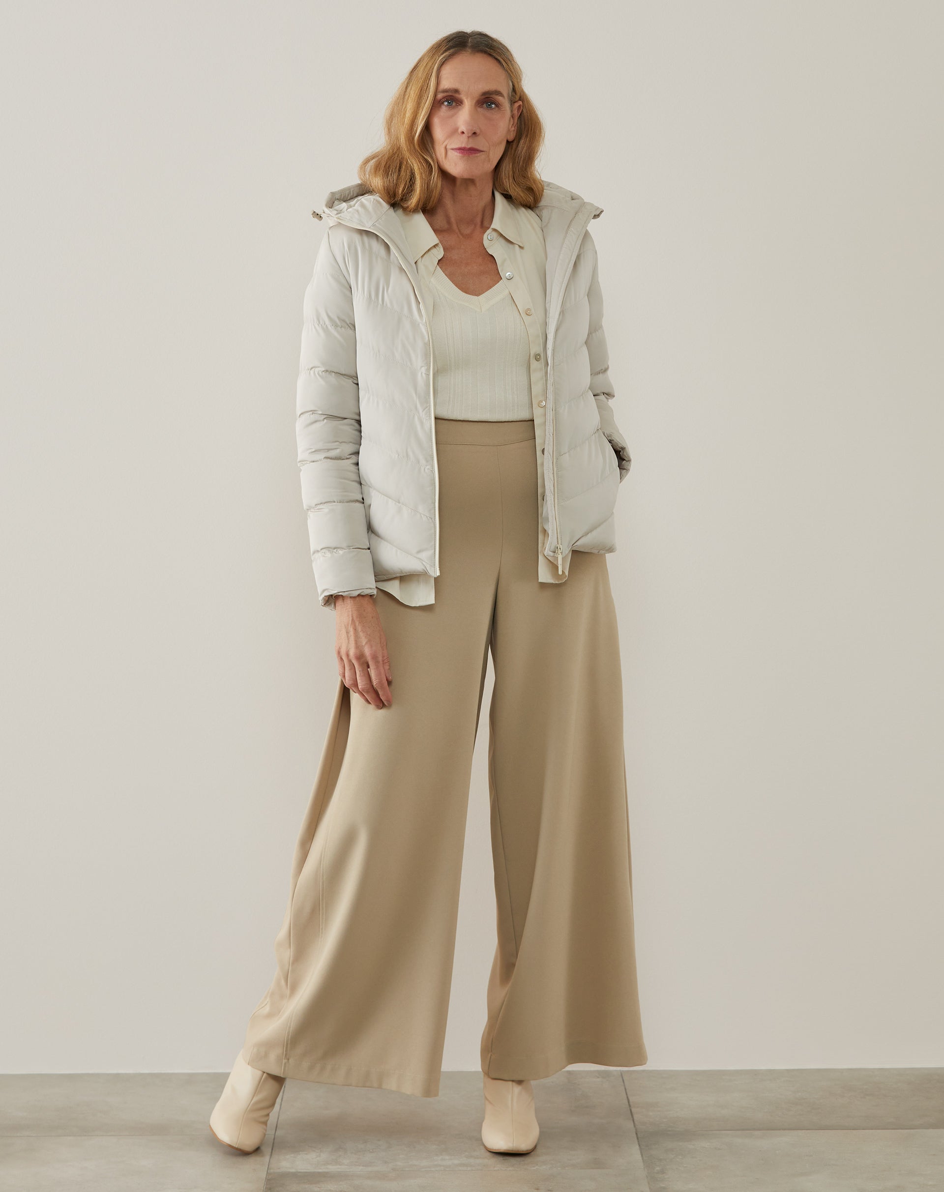 Conjunto com camisa ampla de Lyocel e calça bege, visual completo.