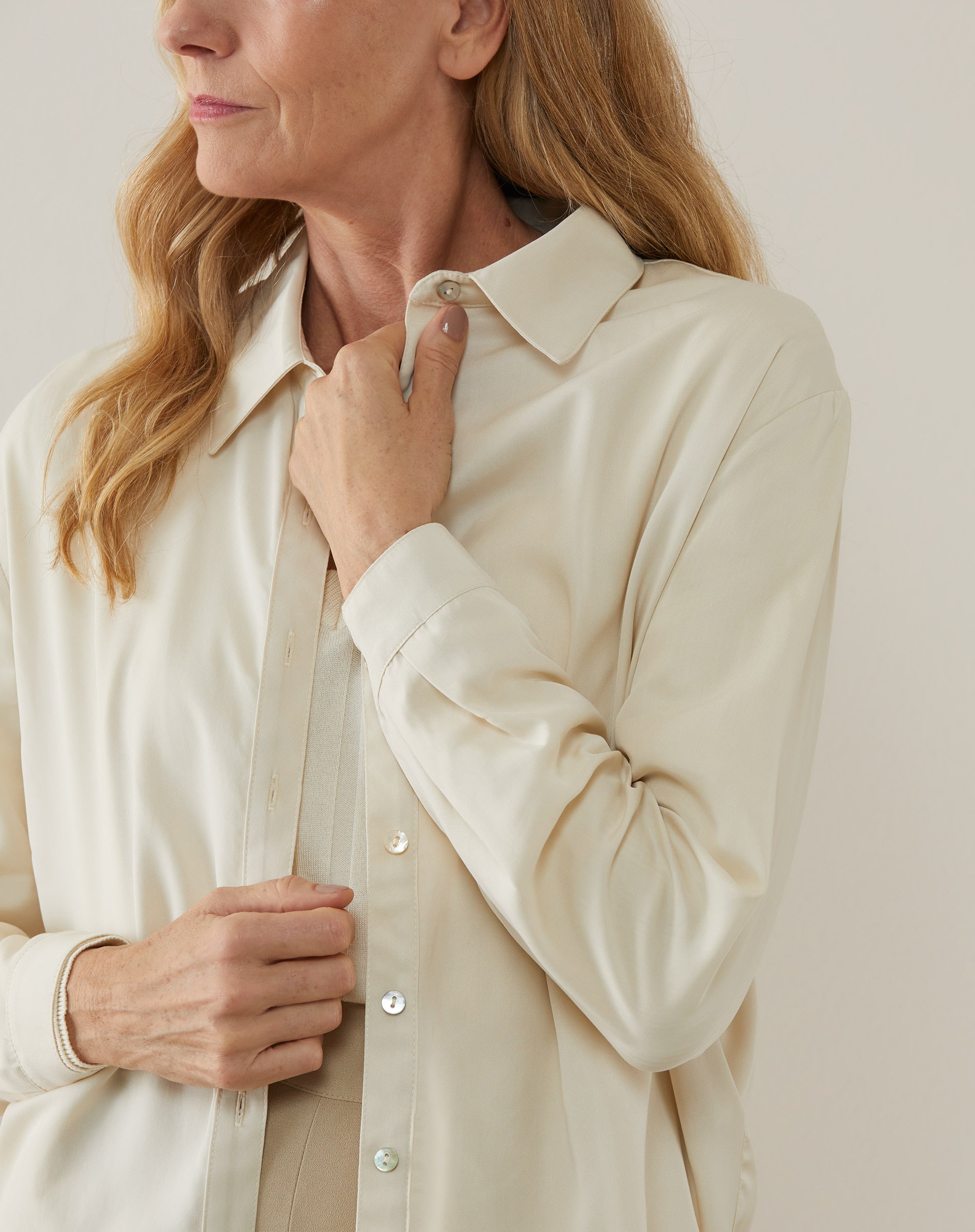 Detalhe da gola e fechamento frontal da camisa ampla de Lyocel.
