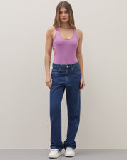 Body rosa neon com decote nadador nas costas e recortes laterais, visto de corpo inteiro.