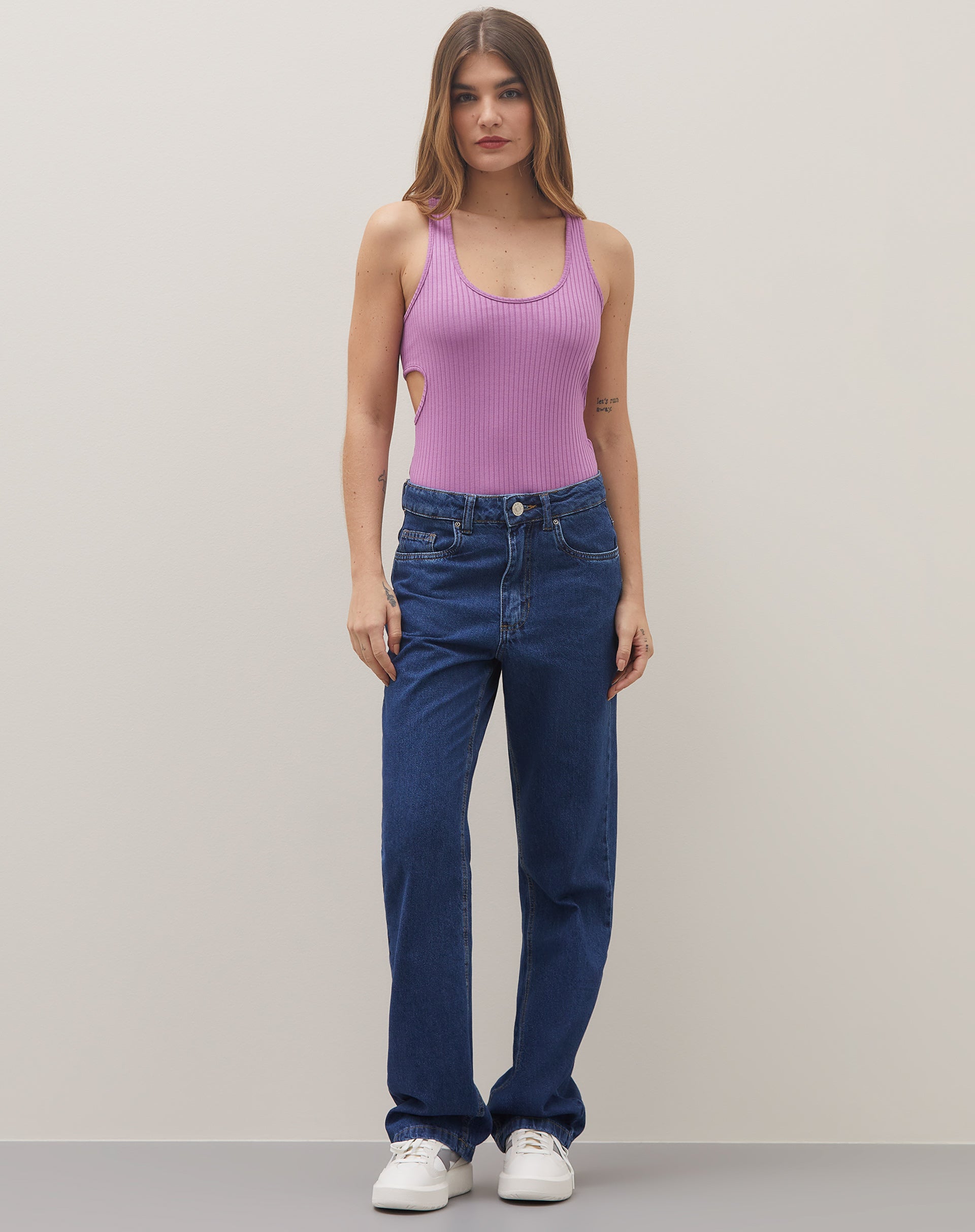 Body rosa neon com decote nadador nas costas e recortes laterais, visto de corpo inteiro.