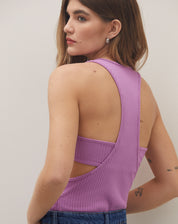 Body rosa neon com decote nadador nas costas e recortes laterais, detalhe das costas.