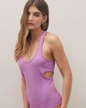 Body rosa neon com decote nadador nas costas e recortes laterais, detalhe lateral.