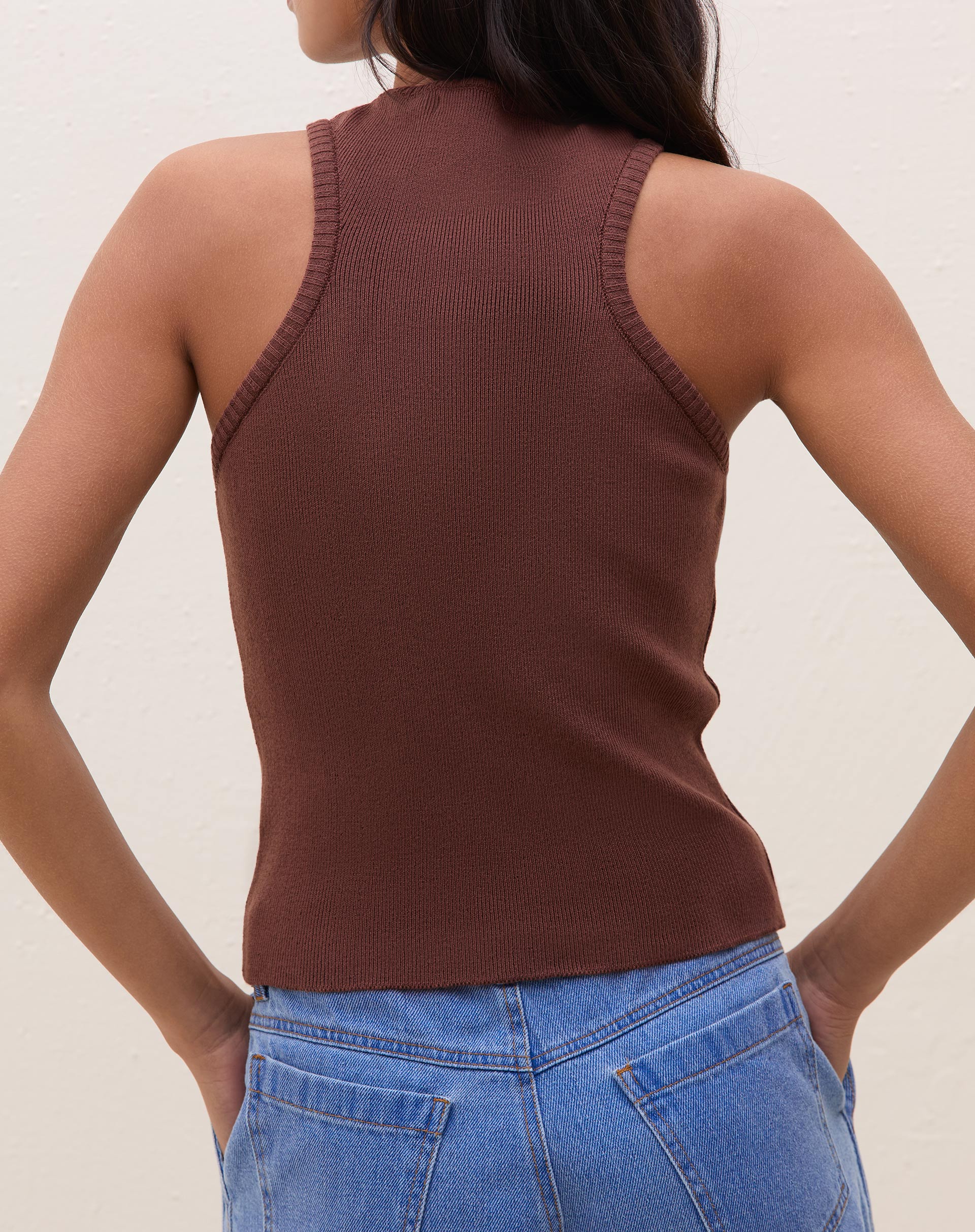 50502007_0008_blusa-regular-tricot-com-decote-halter-marrom_2_bdb3e8f4-a953-4b67-848b-49fbabcef867.jpg