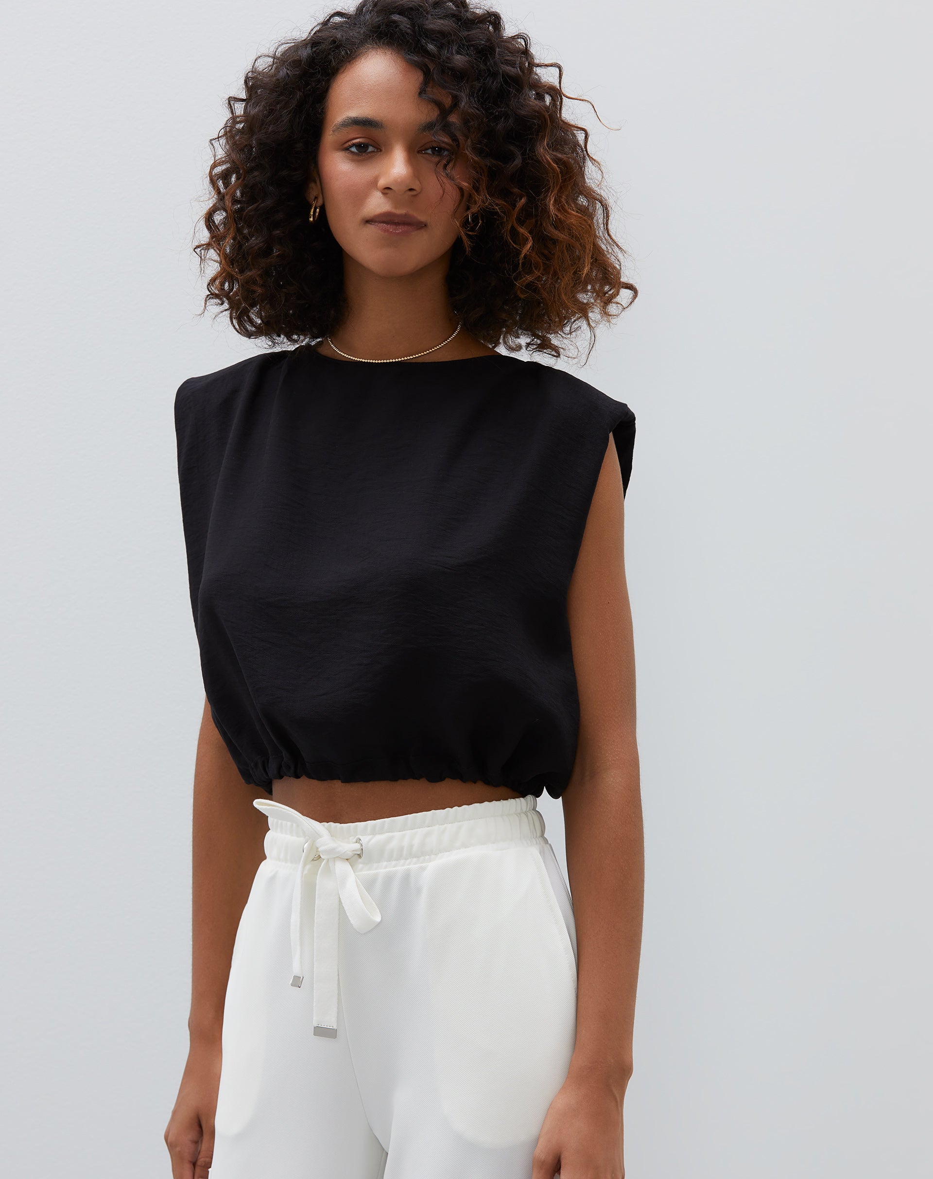 Top Cropped com Ombreira e Decote Canoa - Preto