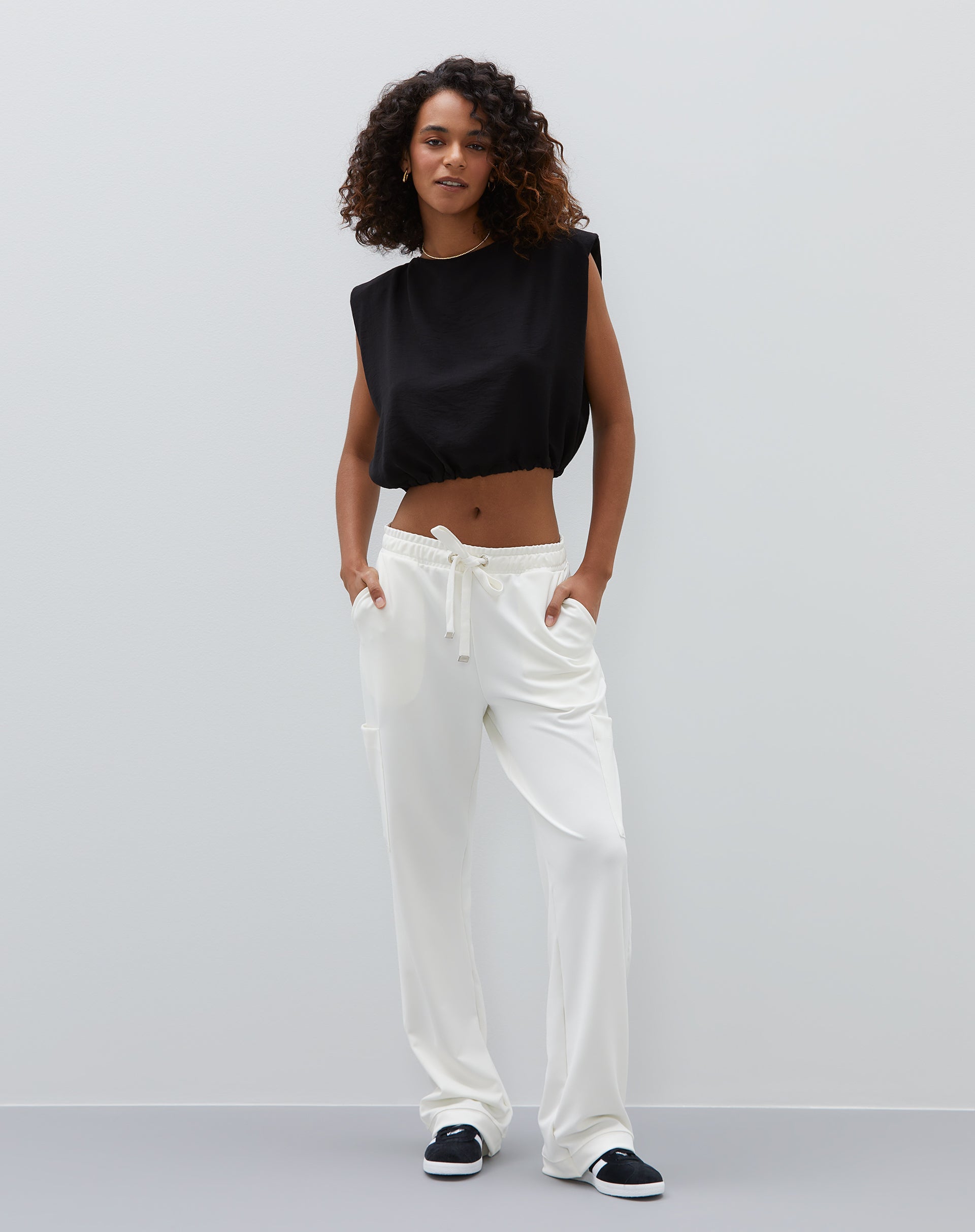 Top Cropped com Ombreira e Decote Canoa - Preto