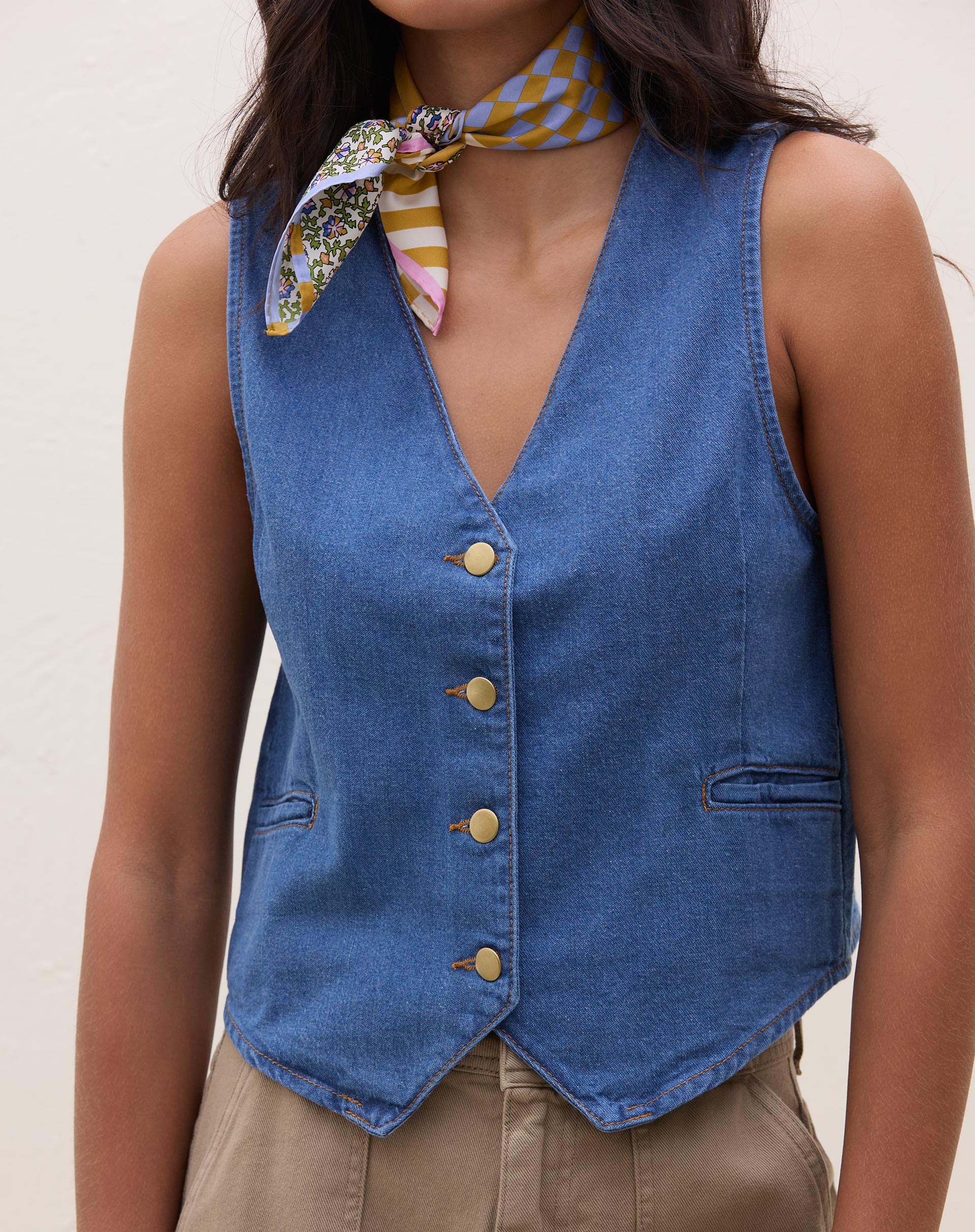 50511958_0476_colete-decote-v-jeans-azul-medio_1_2a2fa6cb-a848-491a-a814-fb4e907217bf.jpg