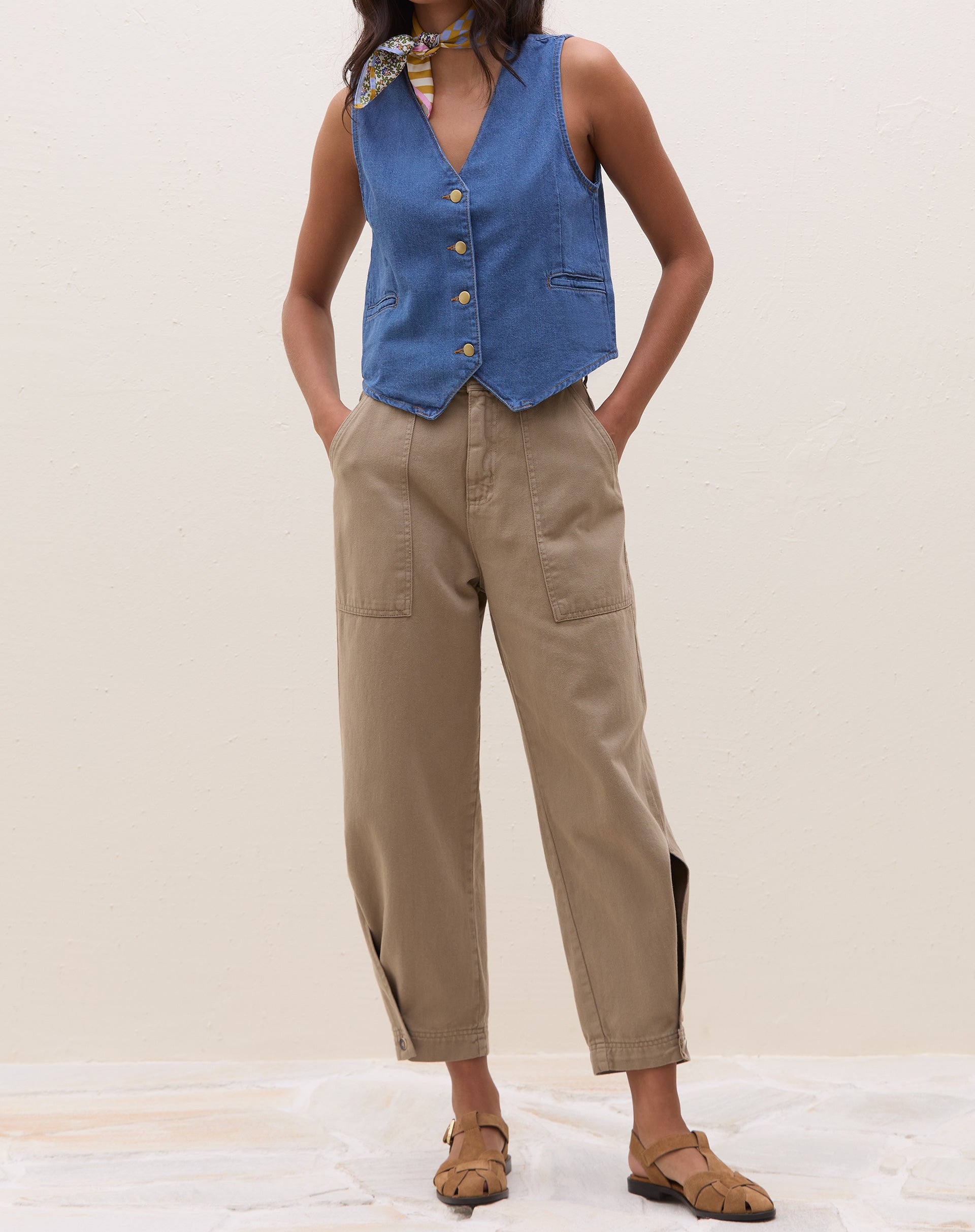 50511958_0476_colete-decote-v-jeans-azul-medio_2_cad2cb0c-4f47-4d13-bf1d-b0408c2e3e6c.jpg