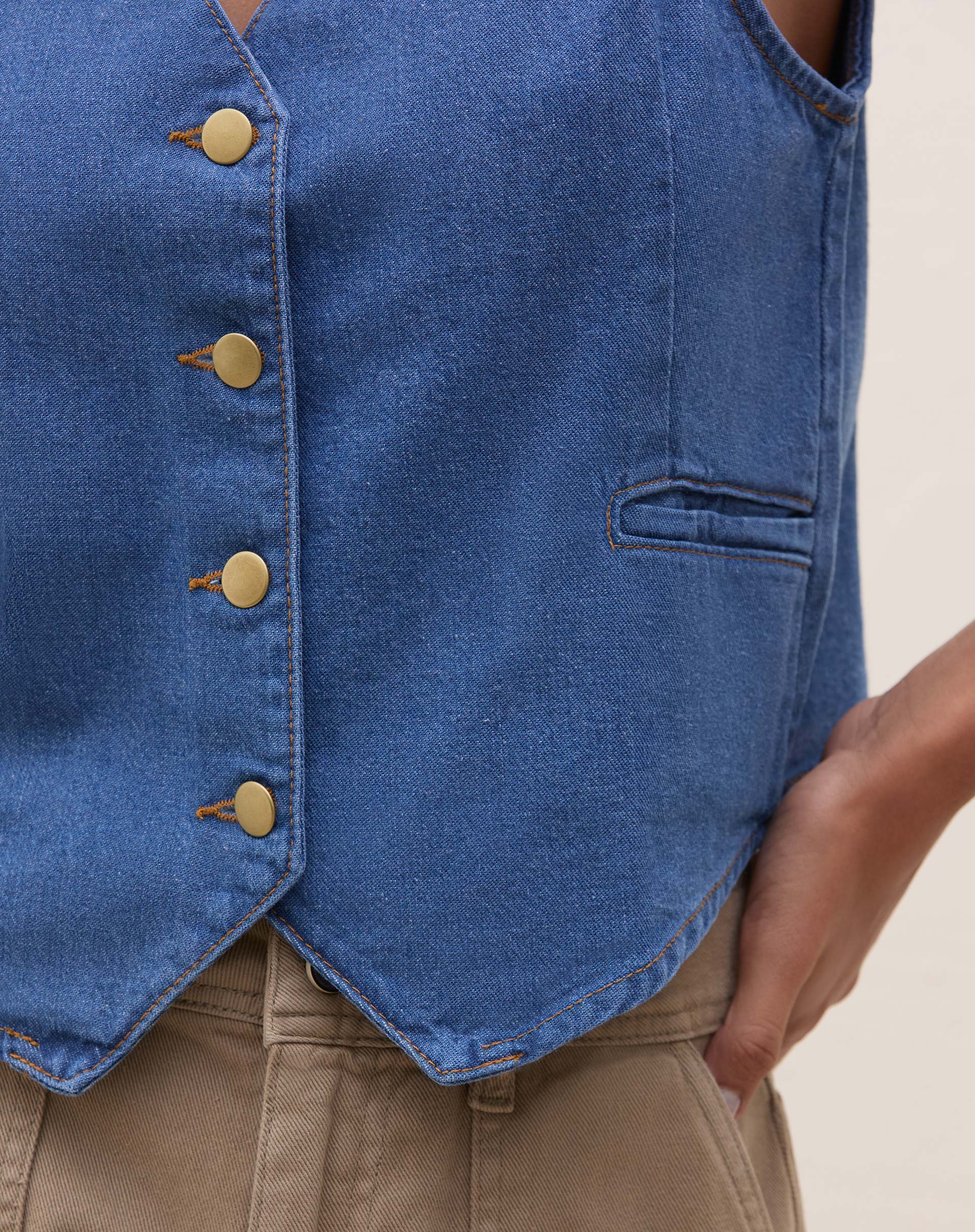 50511958_0476_colete-decote-v-jeans-azul-medio_3_a85960f1-21ec-4079-b453-f07985b1ea9c.jpg