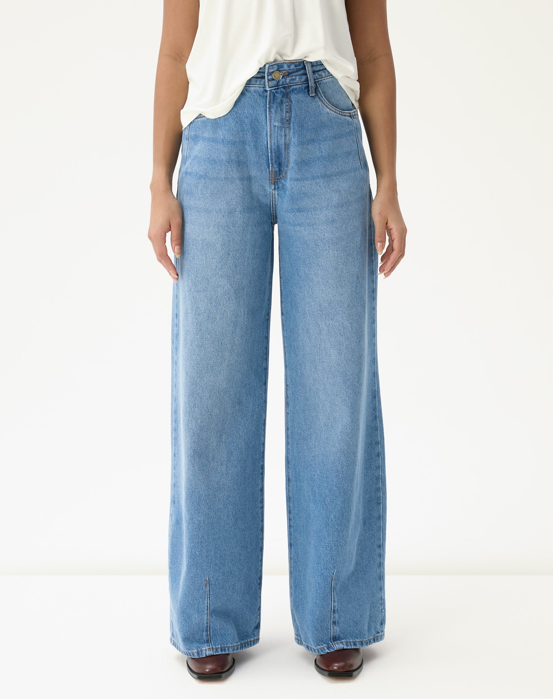 50511998_0047_calca-jeans-wide-cintura-alta-azul-claro_1_2c8a4171-e8e7-468e-b932-3b21f5ccd403.jpg