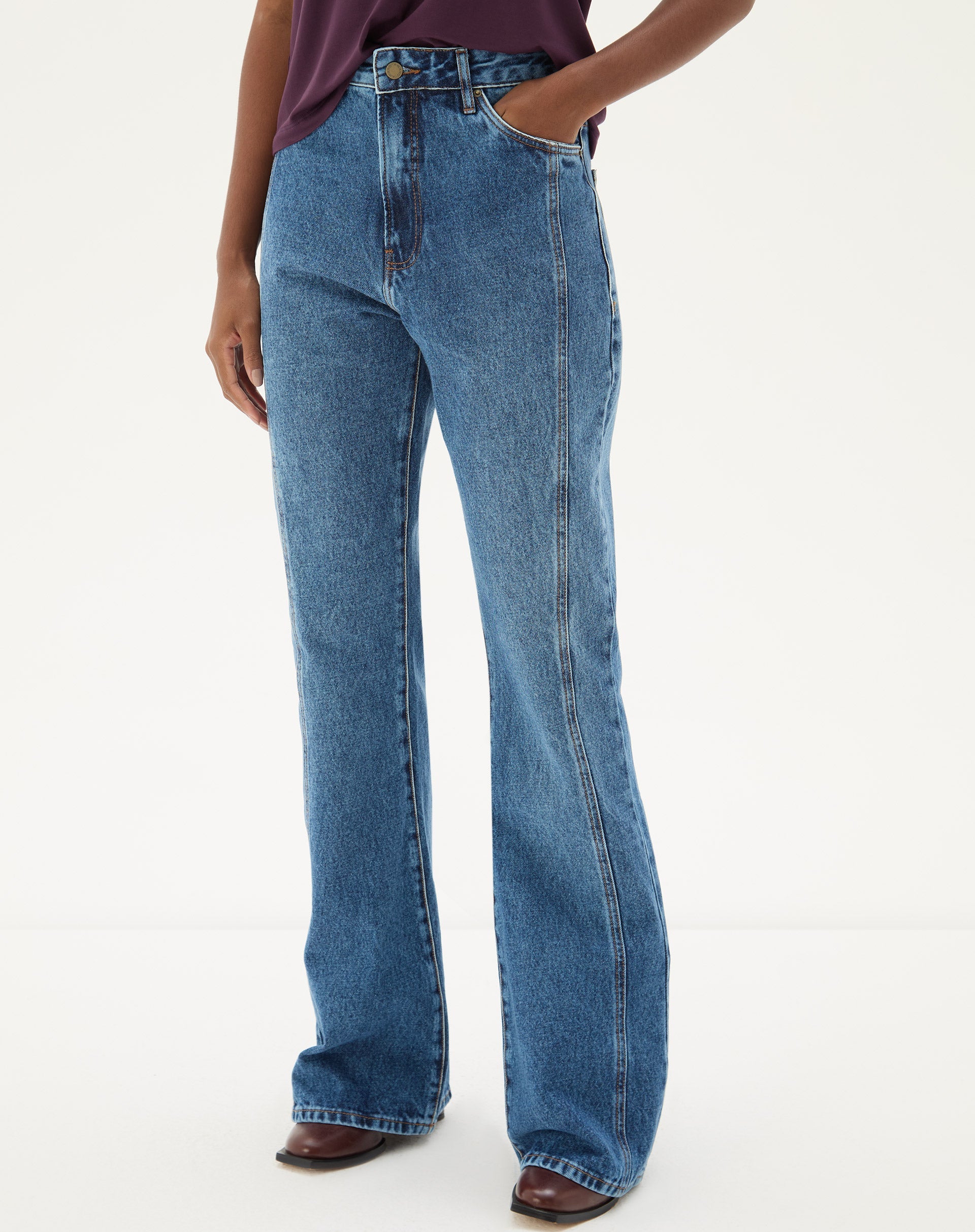 50511999_0476_calca-jeans-flare-cintura-alta-azul-medio-1_2_e8c9a98d-73bd-4204-80e1-493767eb62ec.jpg