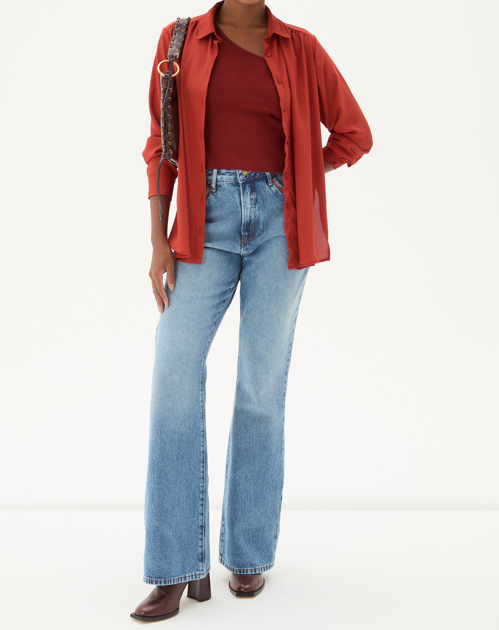 50512000_0047_calca-jeans-flare-cintura-alta-azul-claro-1_0_4b4bd2cd-a8b2-4092-8120-19f046676591.jpg