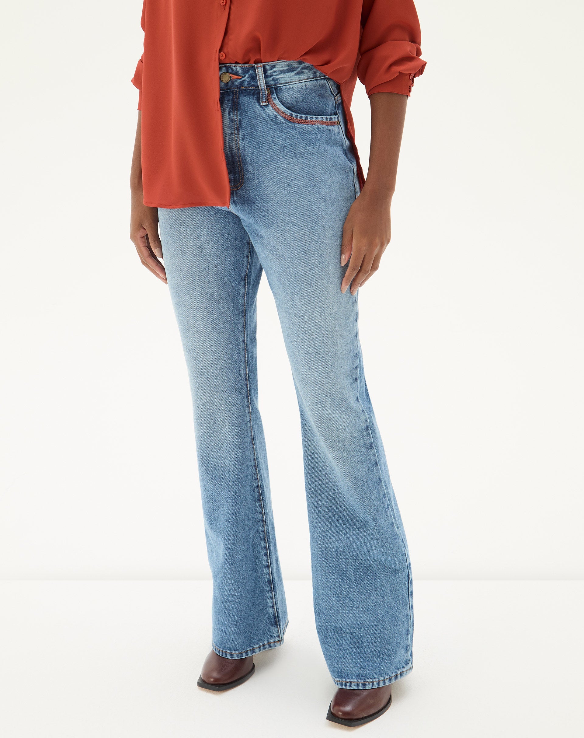 50512000_0047_calca-jeans-flare-cintura-alta-azul-claro-1_2_f8364af1-d2f2-44c6-8d7b-4f83bf316402.jpg