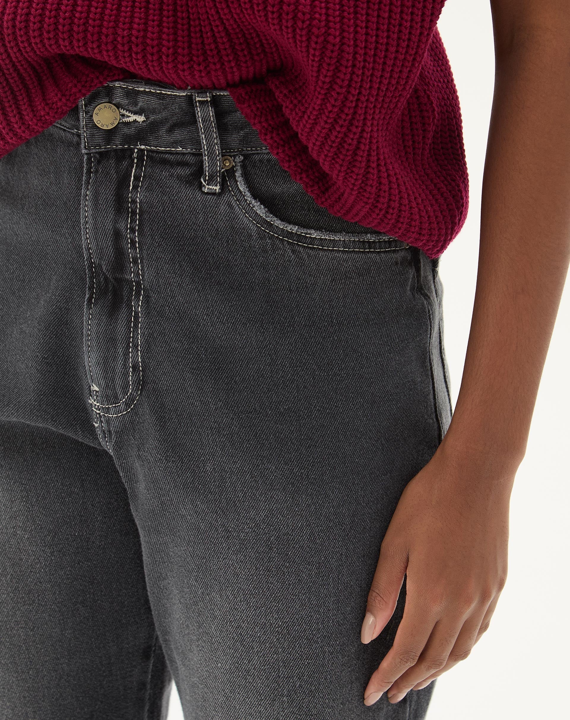 50512003_0048_calca-mom-jeans-cropped-azul-escuro_1_20c131be-24a6-43f2-9c25-56e6ea66efad.jpg