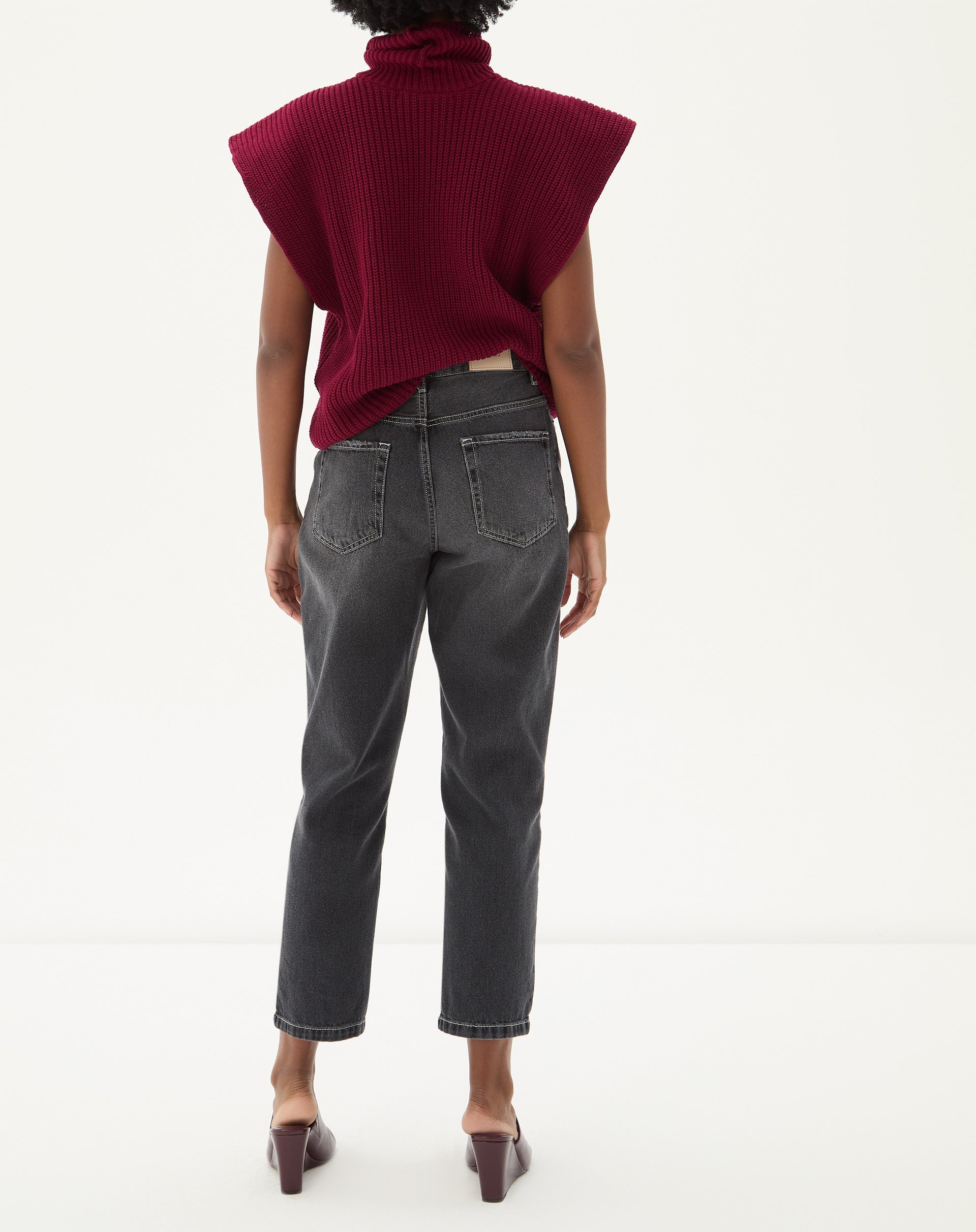 50512003_0048_calca-mom-jeans-cropped-azul-escuro_3_3f9dc7ed-ecfb-4982-bc2a-47bd1784e3bf.jpg