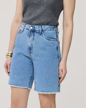 BERMUDA JEANS RETA - AZUL MÉDIO