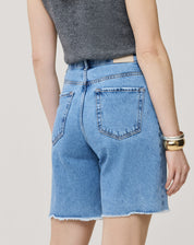 BERMUDA JEANS RETA - AZUL MÉDIO