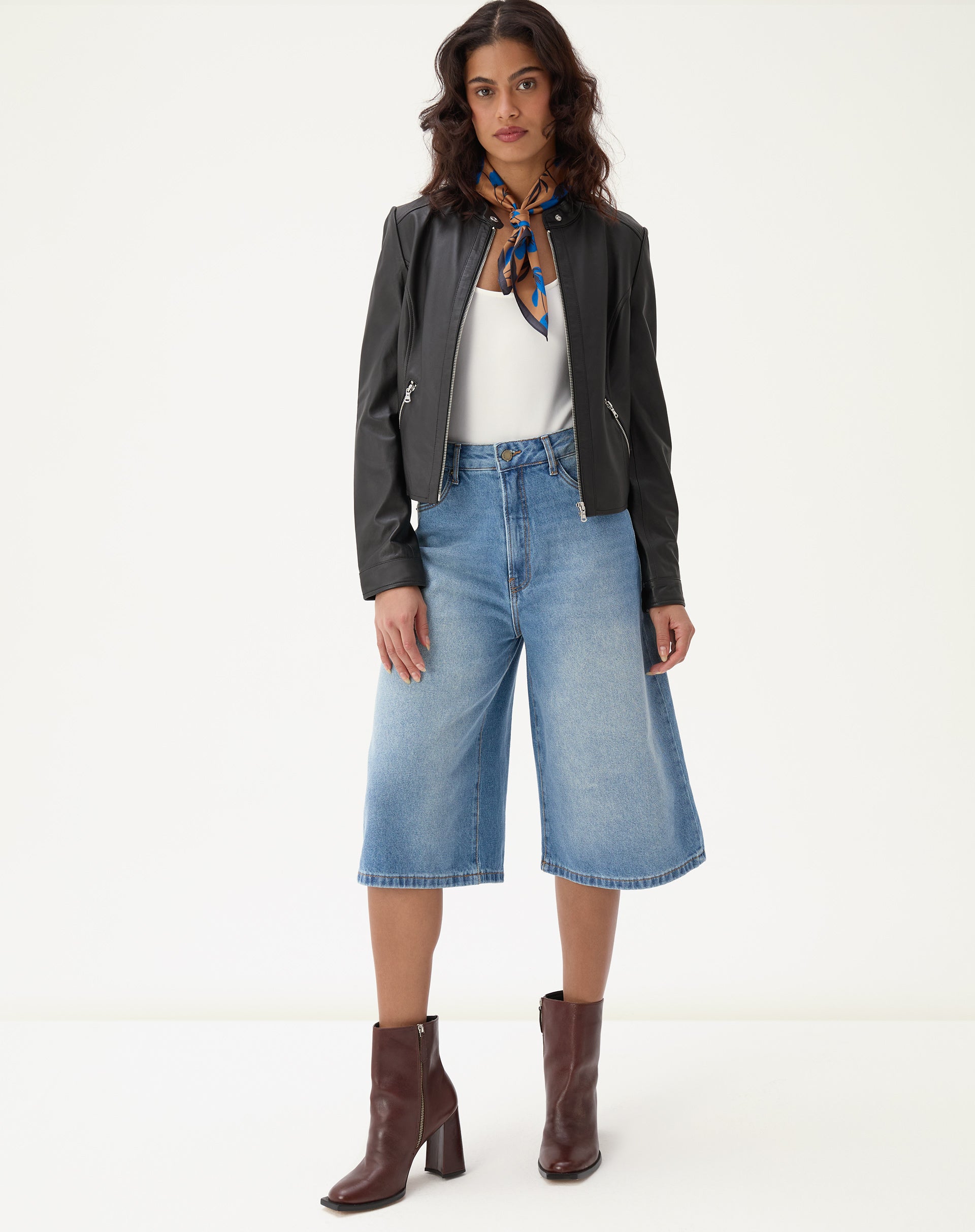 50512009_0476_bermuda-jeans-alongada-evase-azul-medio_0_2c32f9bd-92c7-41aa-ae6c-fb20bf391034.jpg