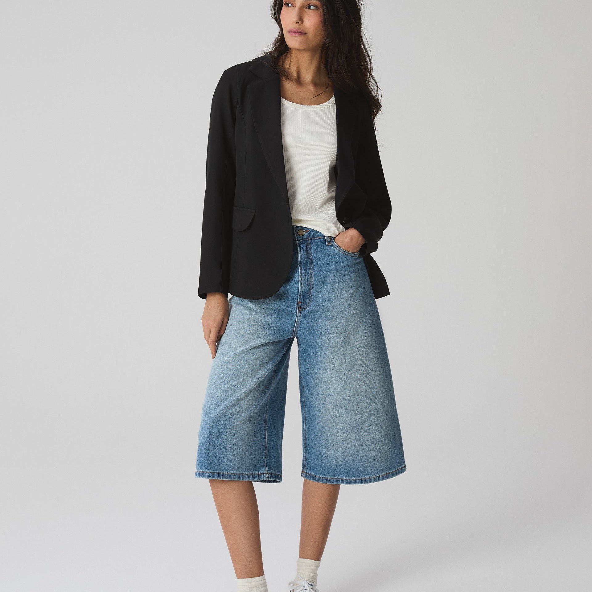50512009_0476_bermuda-jeans-alongada-evase-azul-medio_0_58ecbffe-d098-4b9b-80af-2bdebda431ad.jpg