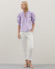 Blusa lilás com mangas bufantes e decote em V profundo, vista lateral.