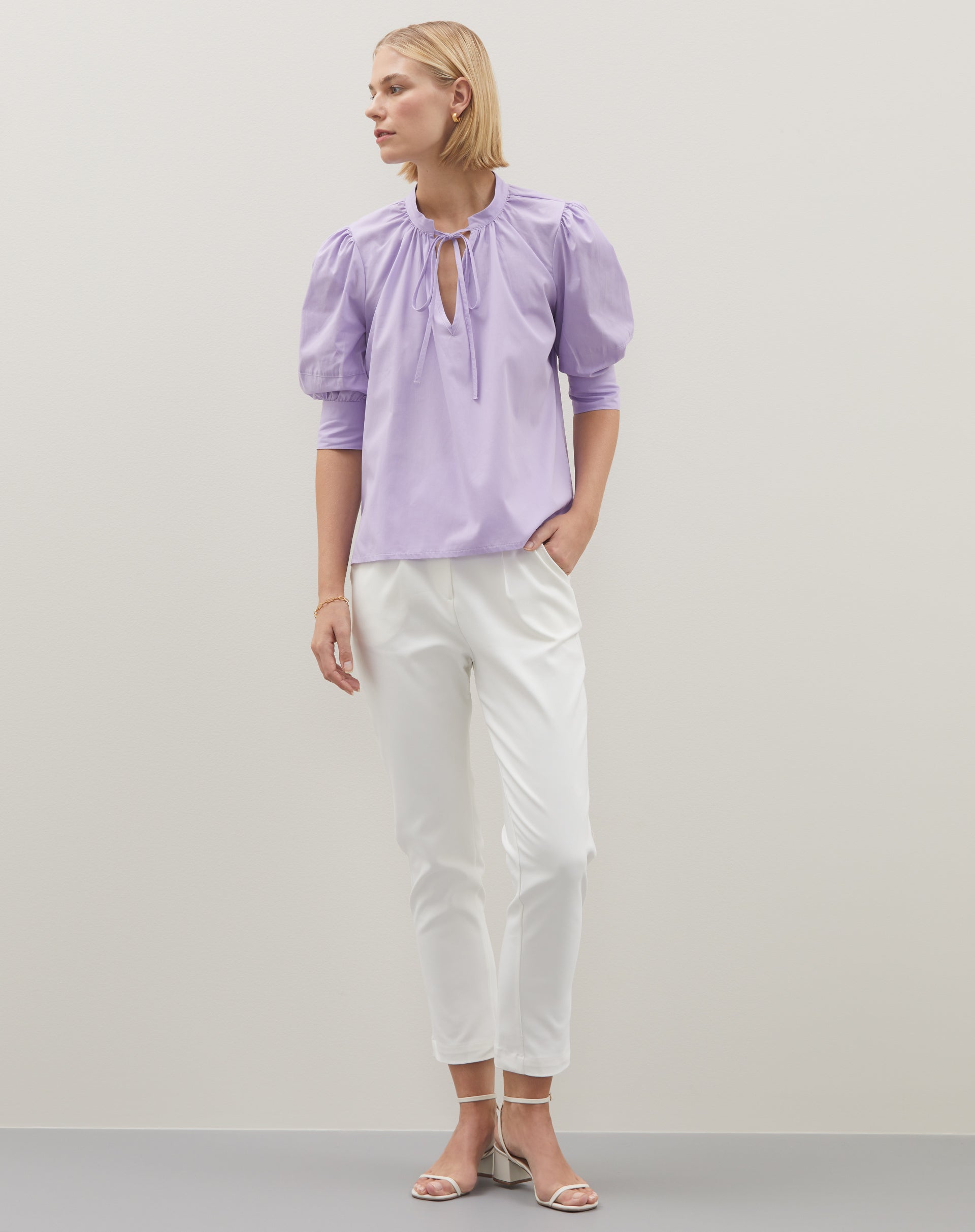 Blusa lilás com mangas bufantes e decote em V profundo, vista lateral.