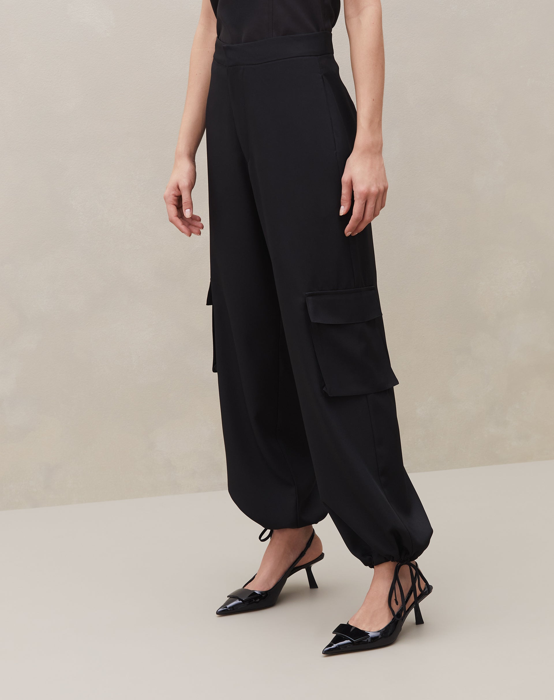 Calça Cargo com Amarração no Tornozelo  - Preto