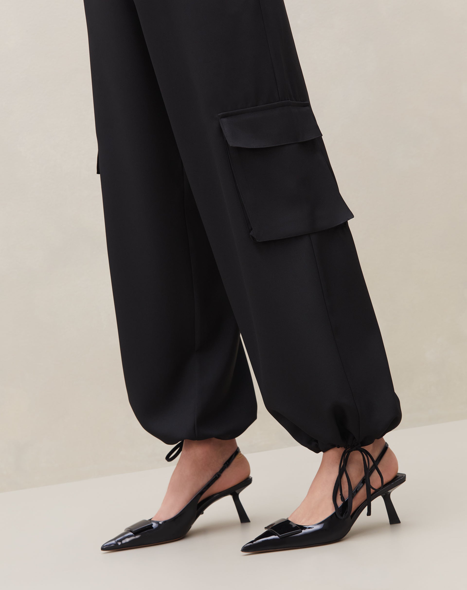 Calça Cargo com Amarração no Tornozelo  - Preto