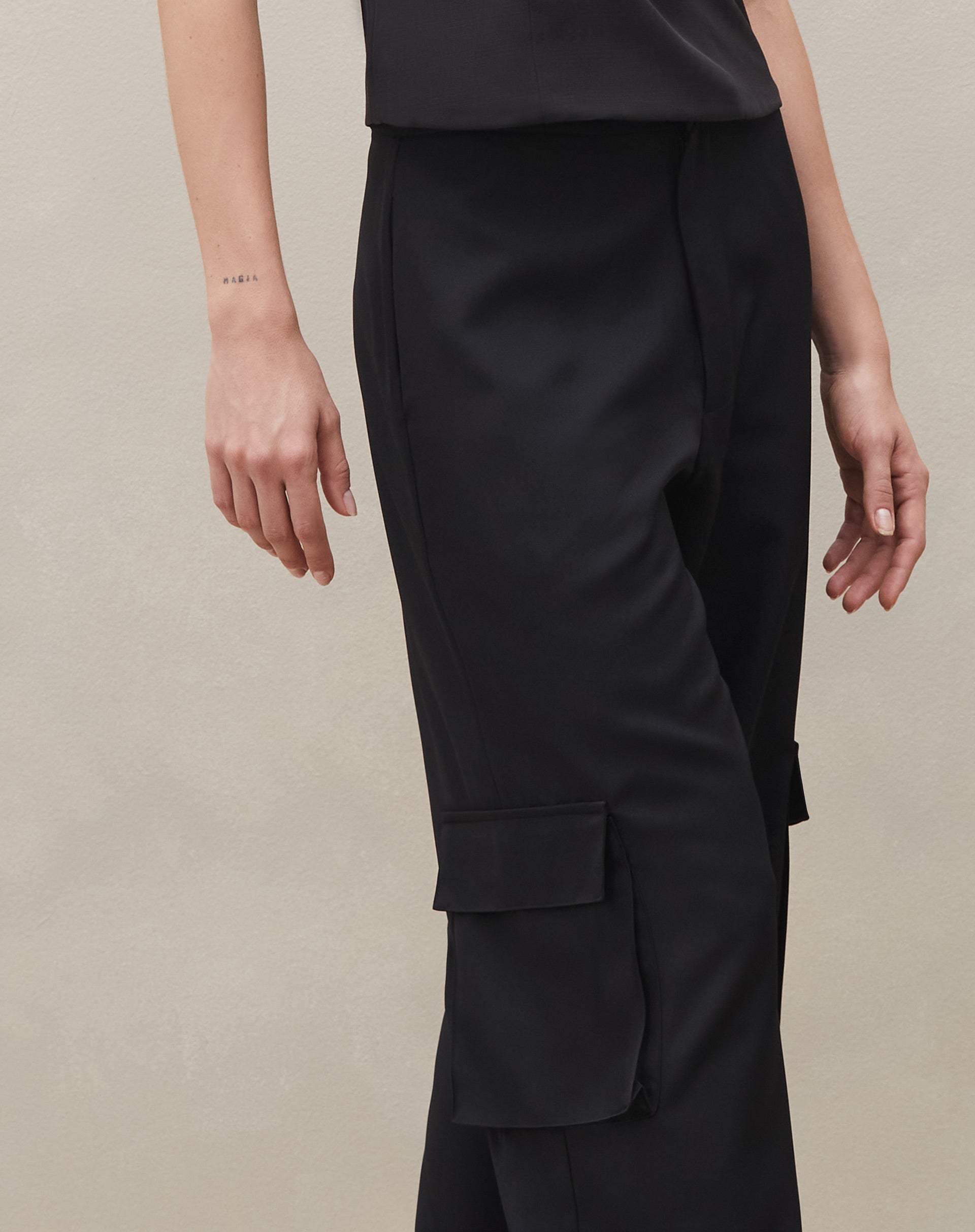 Calça Cargo com Amarração no Tornozelo  - Preto