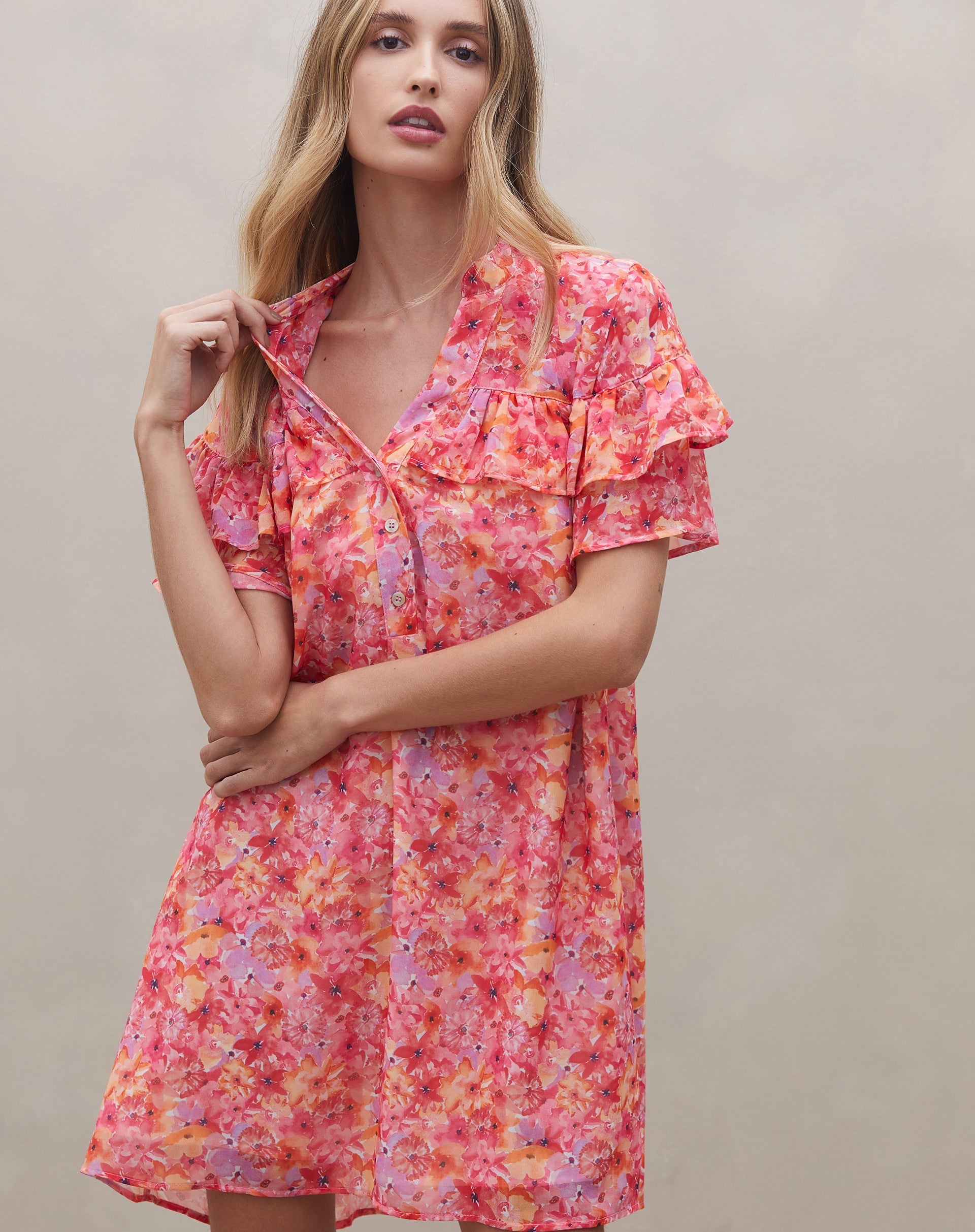 51106948_5692_vestido-curto-decote-profundo-com-babados-na-manga-watercolor-splash-flowers_0_f1832399-0ff2-4b5f-aaa9-bce383b3eb06.jpg