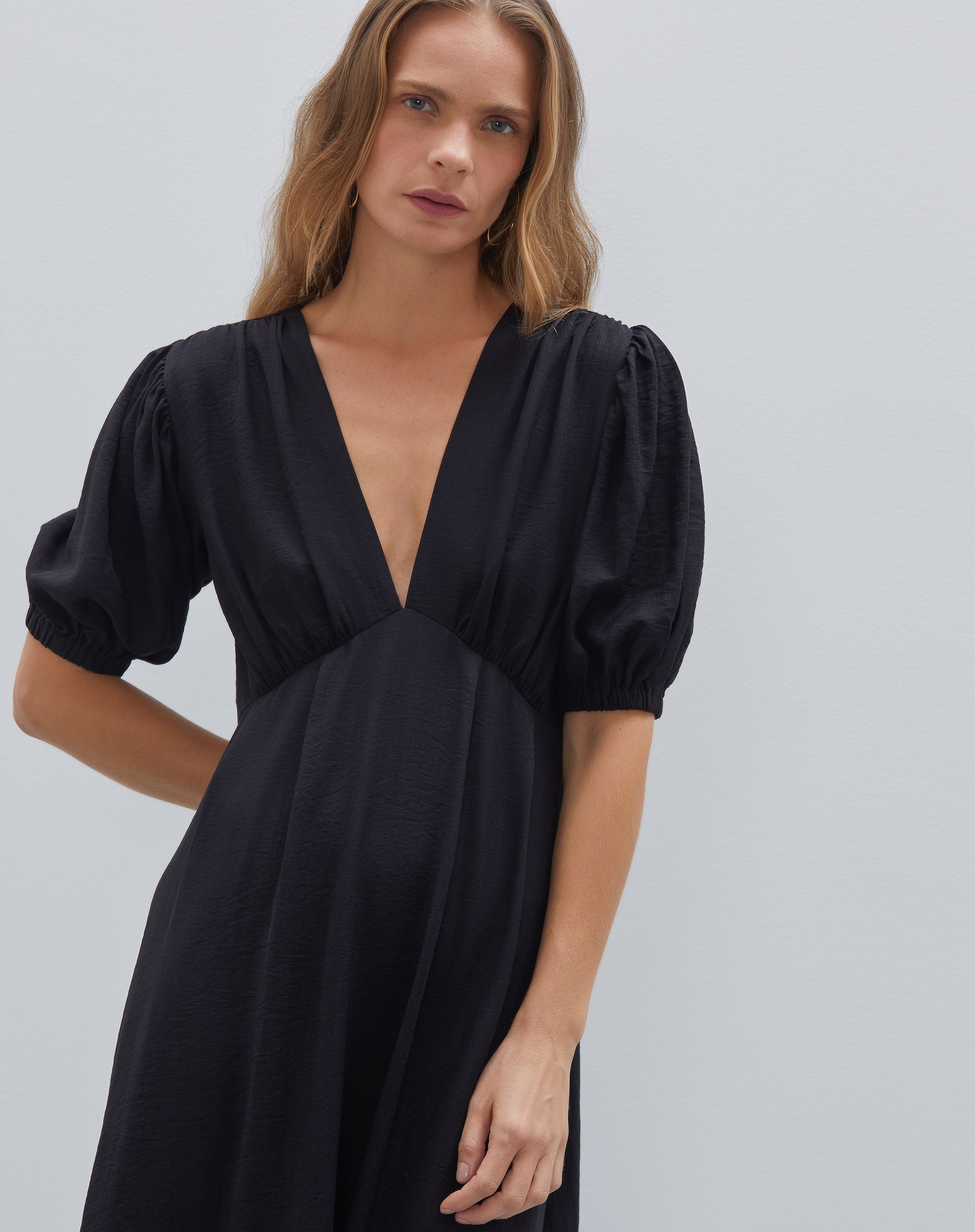 Vestido Midi Decotado com Manga Bufante  - Preto