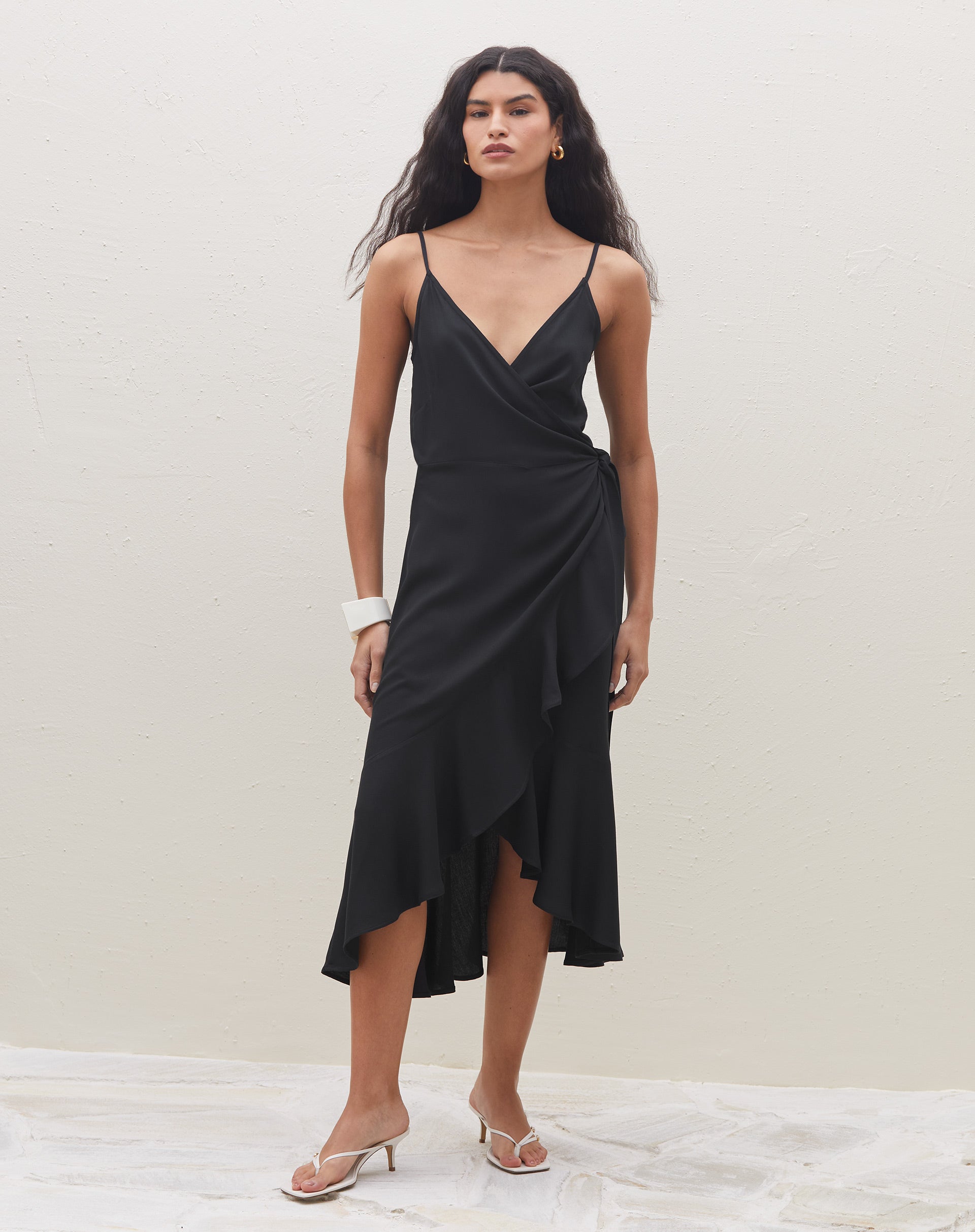 51106970_0002_vestido-midi-transpassado-com-babado-preto_0_ab912d0f-97ad-4a34-bc1d-a0b6de558c4d.jpg