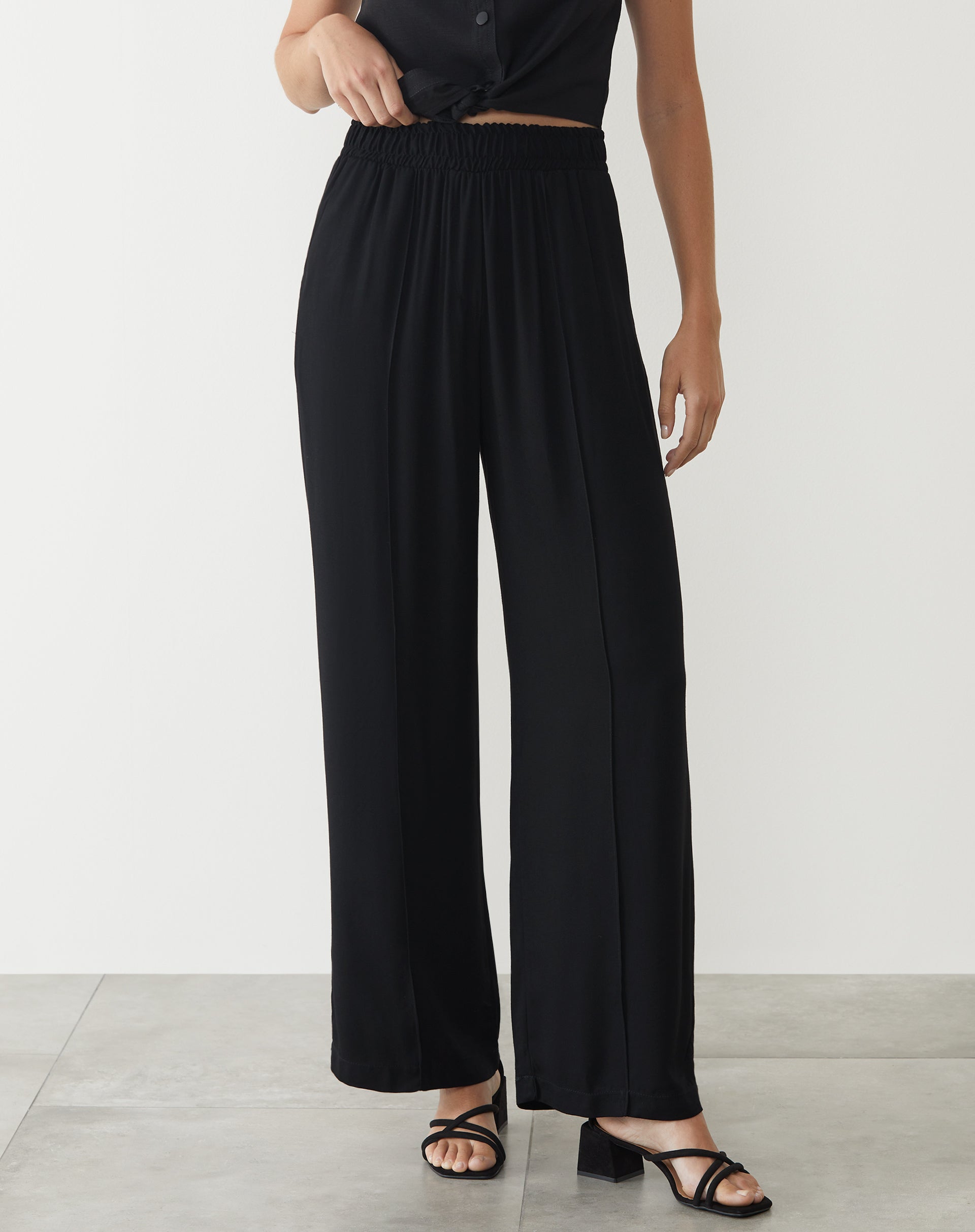 CALÇA VISCOSE CÓS ELÁSTICO COM FRISO - PRETO