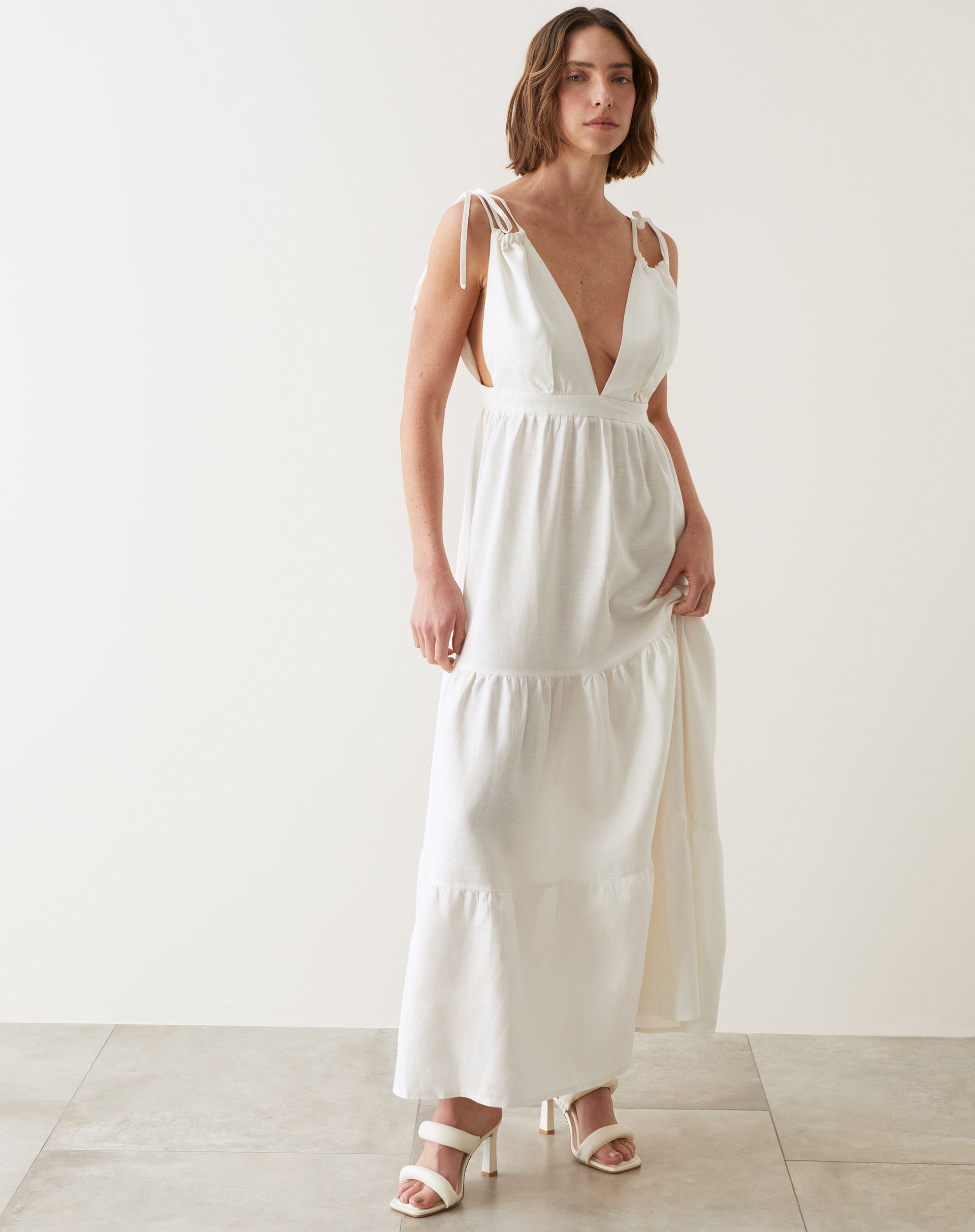 Vestido Longo Decotado com  Amarração na Alça - Off-white