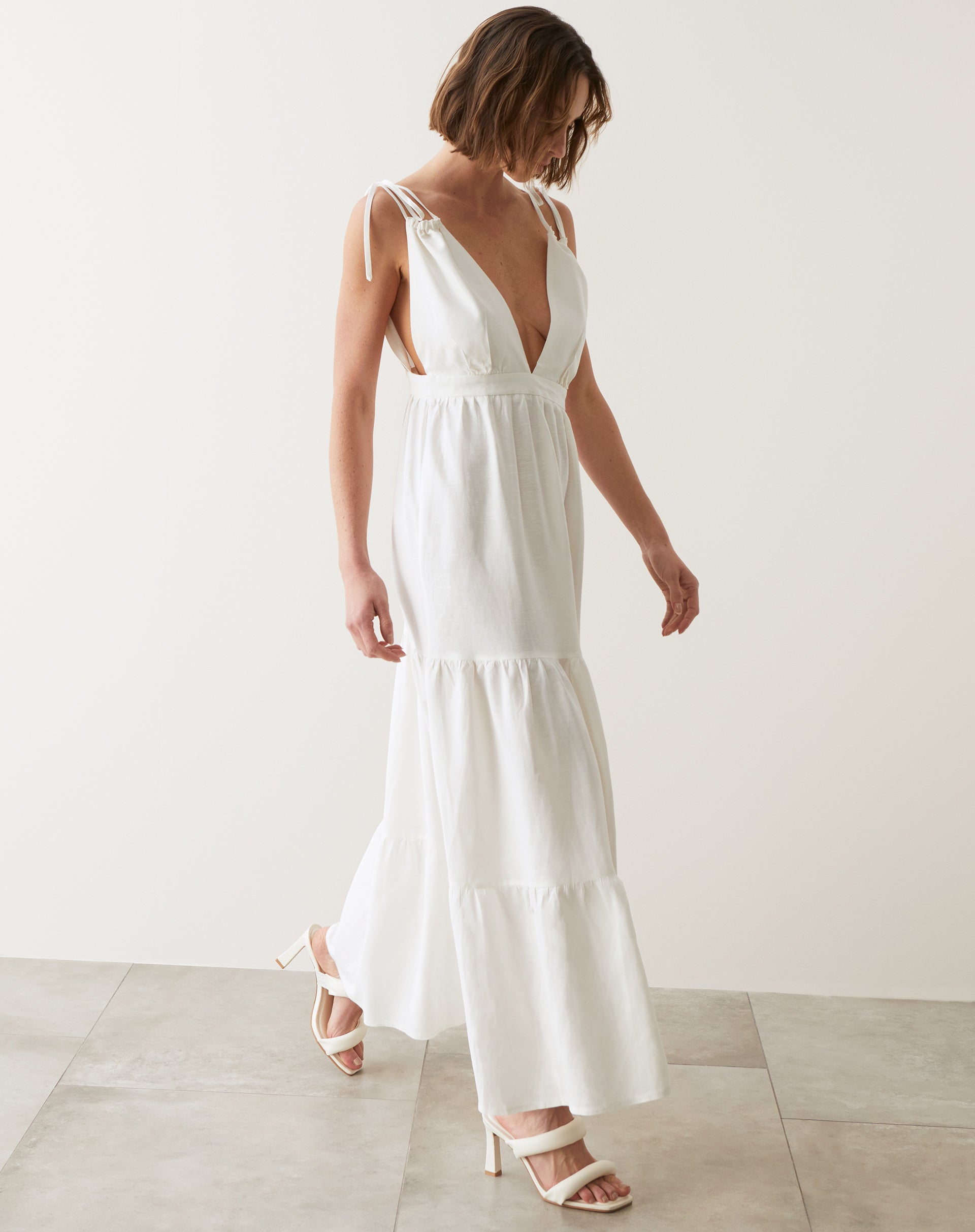 Vestido Longo Decotado com  Amarração na Alça - Off-white