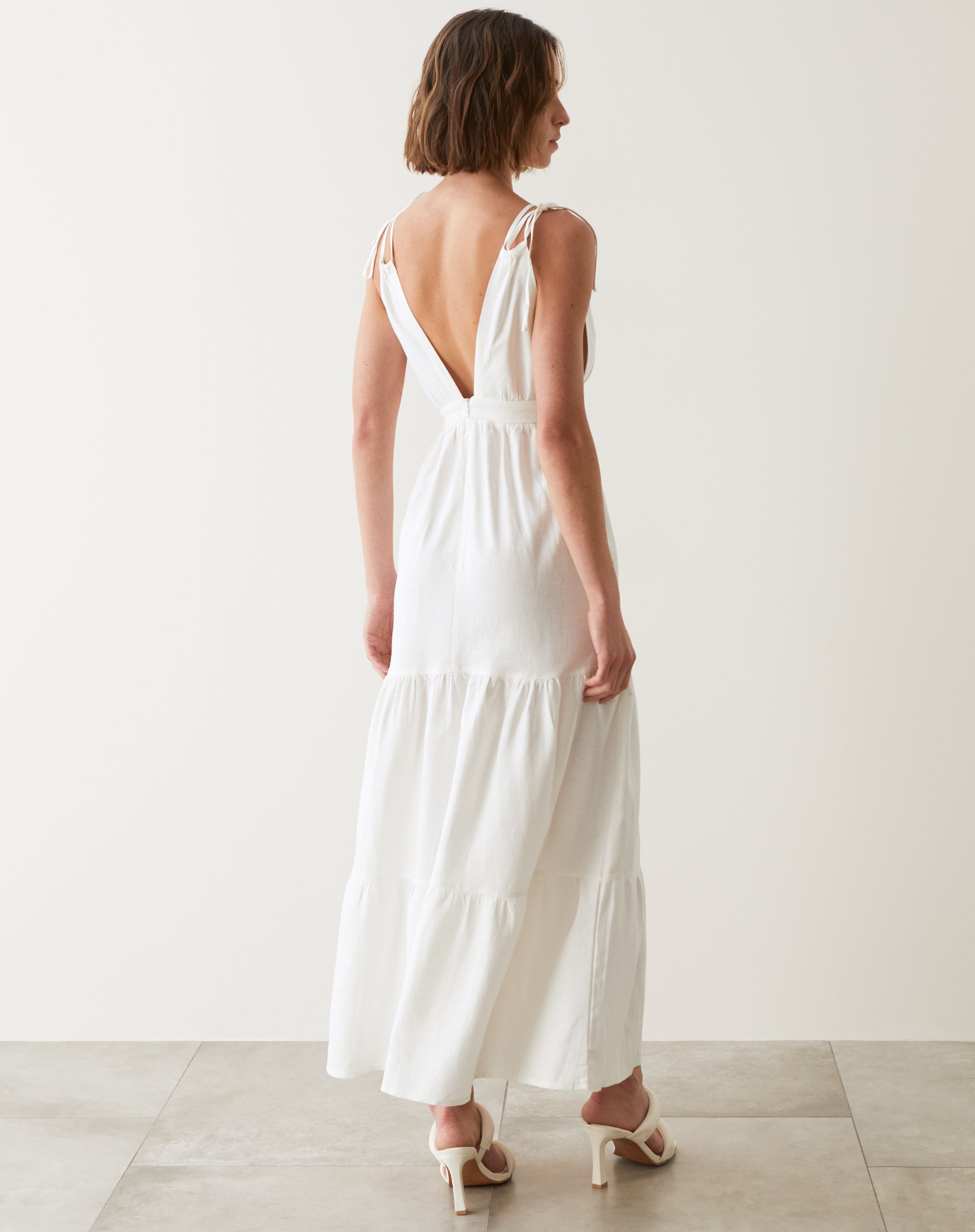 Vestido Longo Decotado com  Amarração na Alça - Off-white
