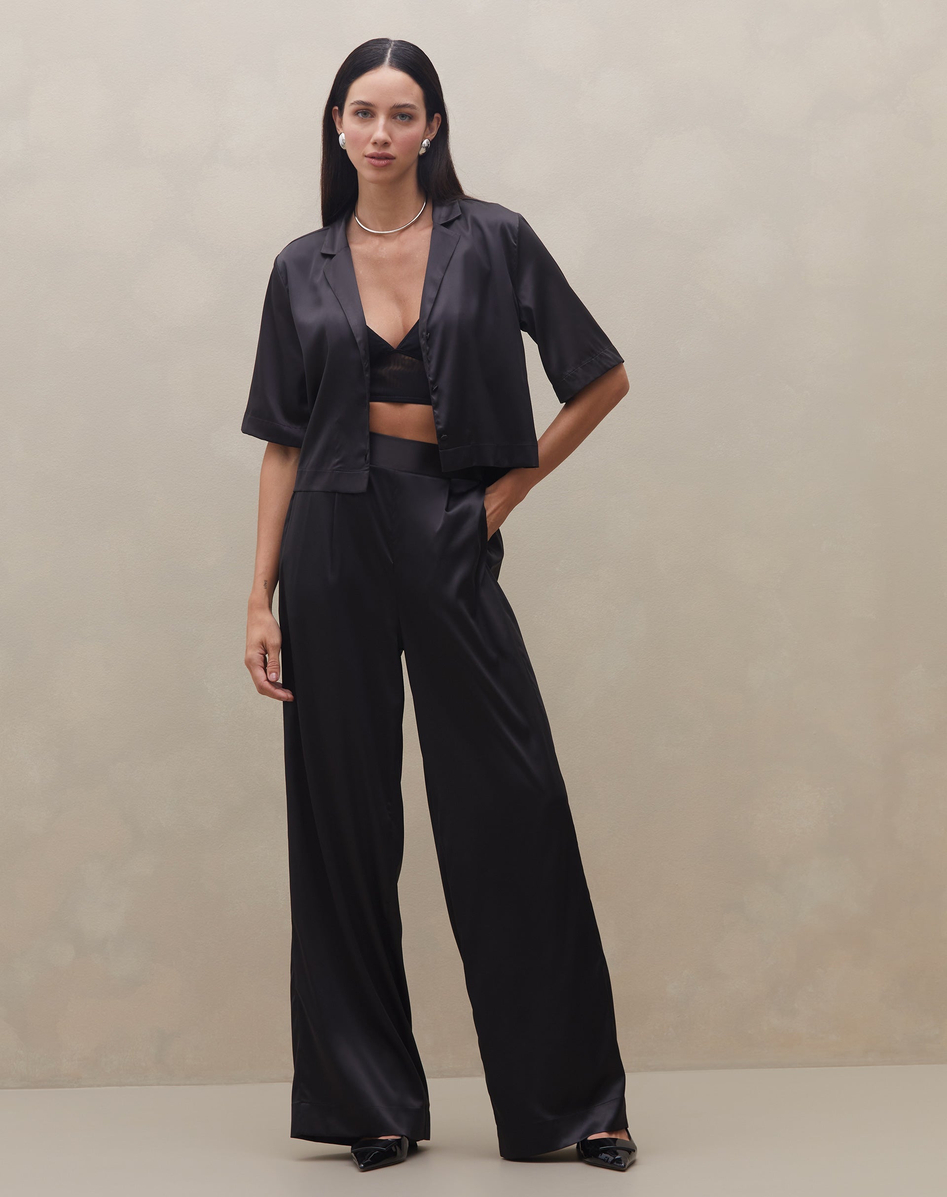 Calça Wide Leg Acetinada com Elástico - Preto