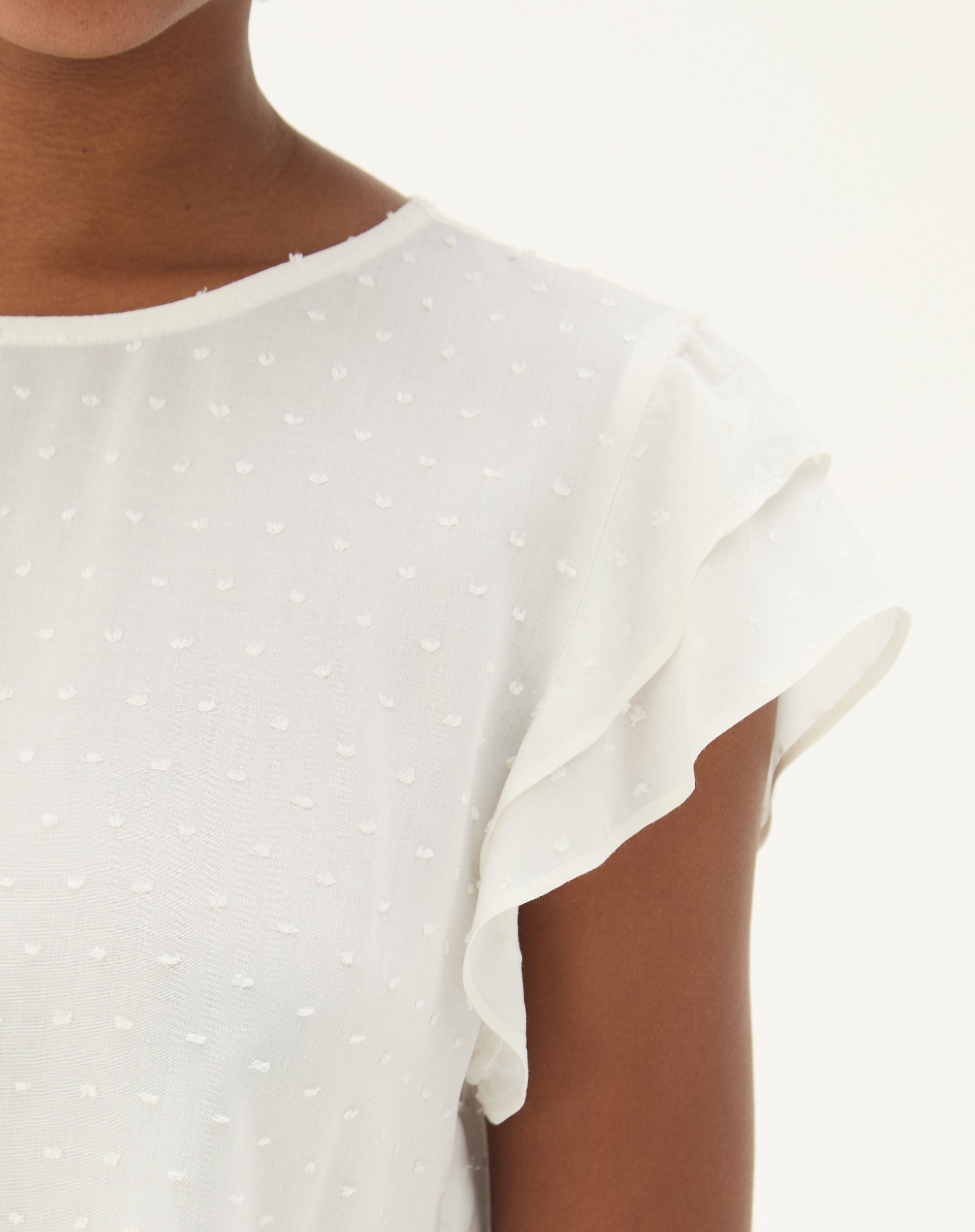 51107273_0029_blusa-texturizada-com-manga-de-babados-off-white_1_9bae9e1e-0657-4d62-b322-06fa06b9de38.jpg