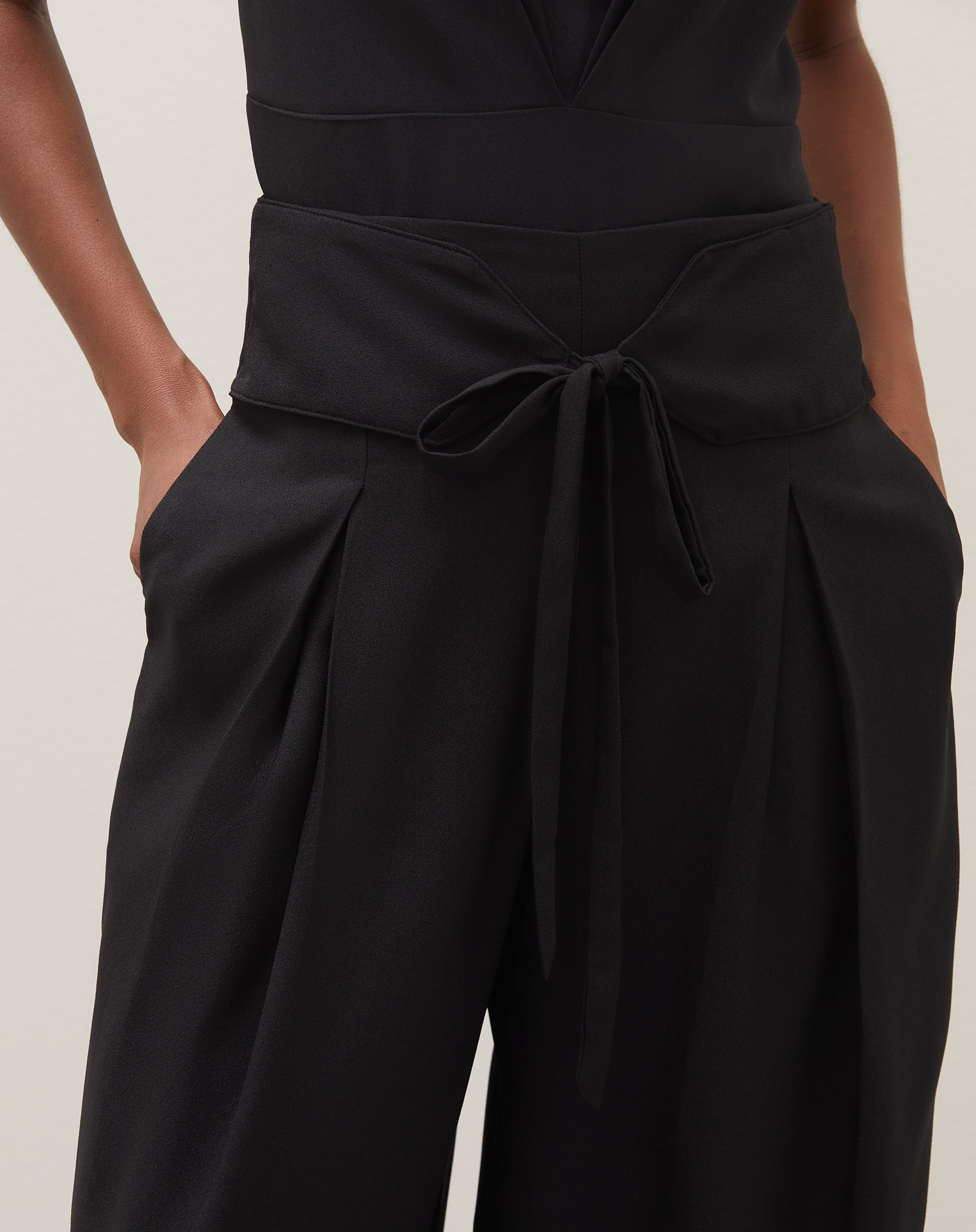 Calça Wide Leg com Faixa de Amarração no Cós  - Preto