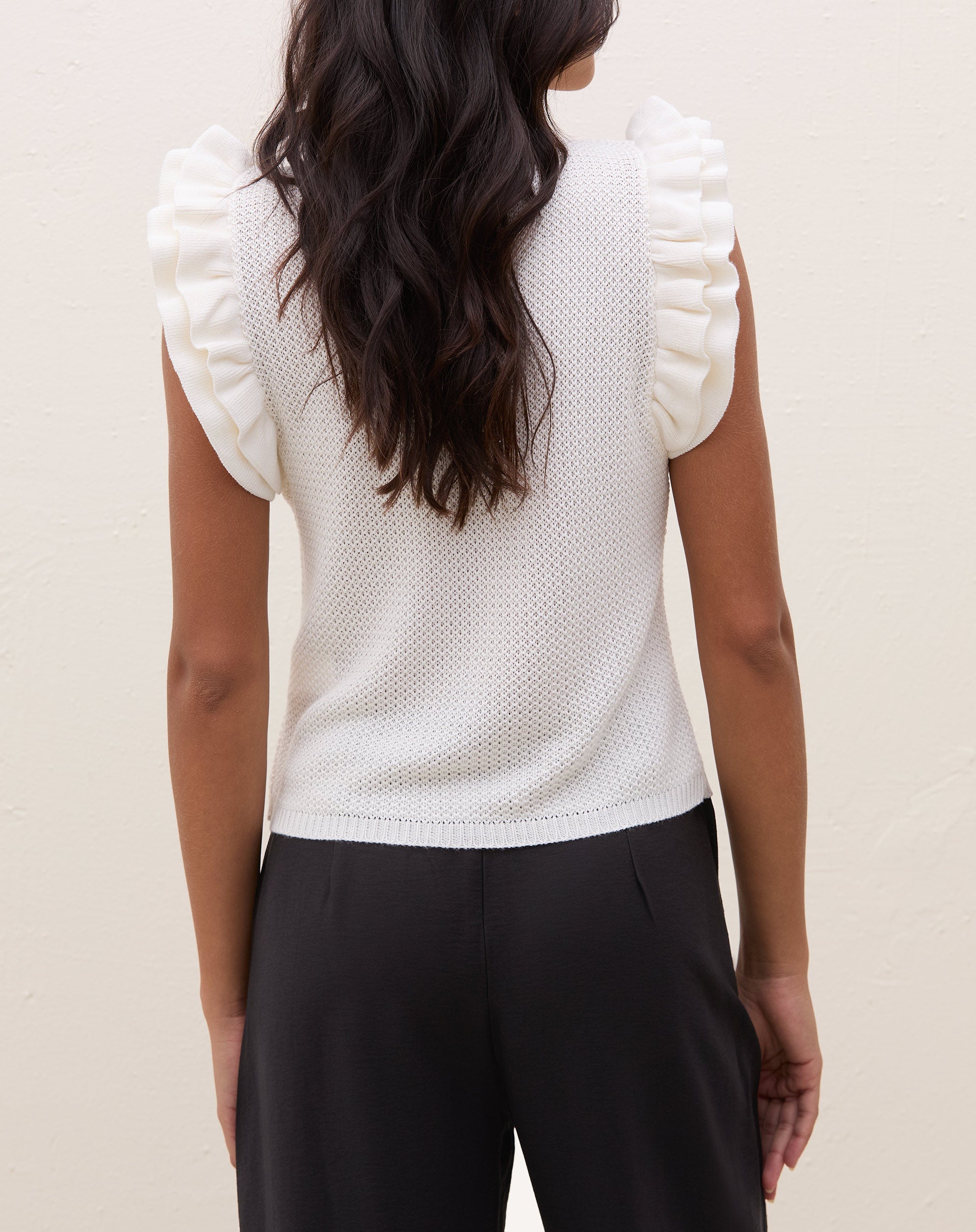51211064_0029_blusa-de-tricot-com-manga-de-babados-off-white_2_fffe1861-0909-4002-8d6d-db03a95b19f6.jpg