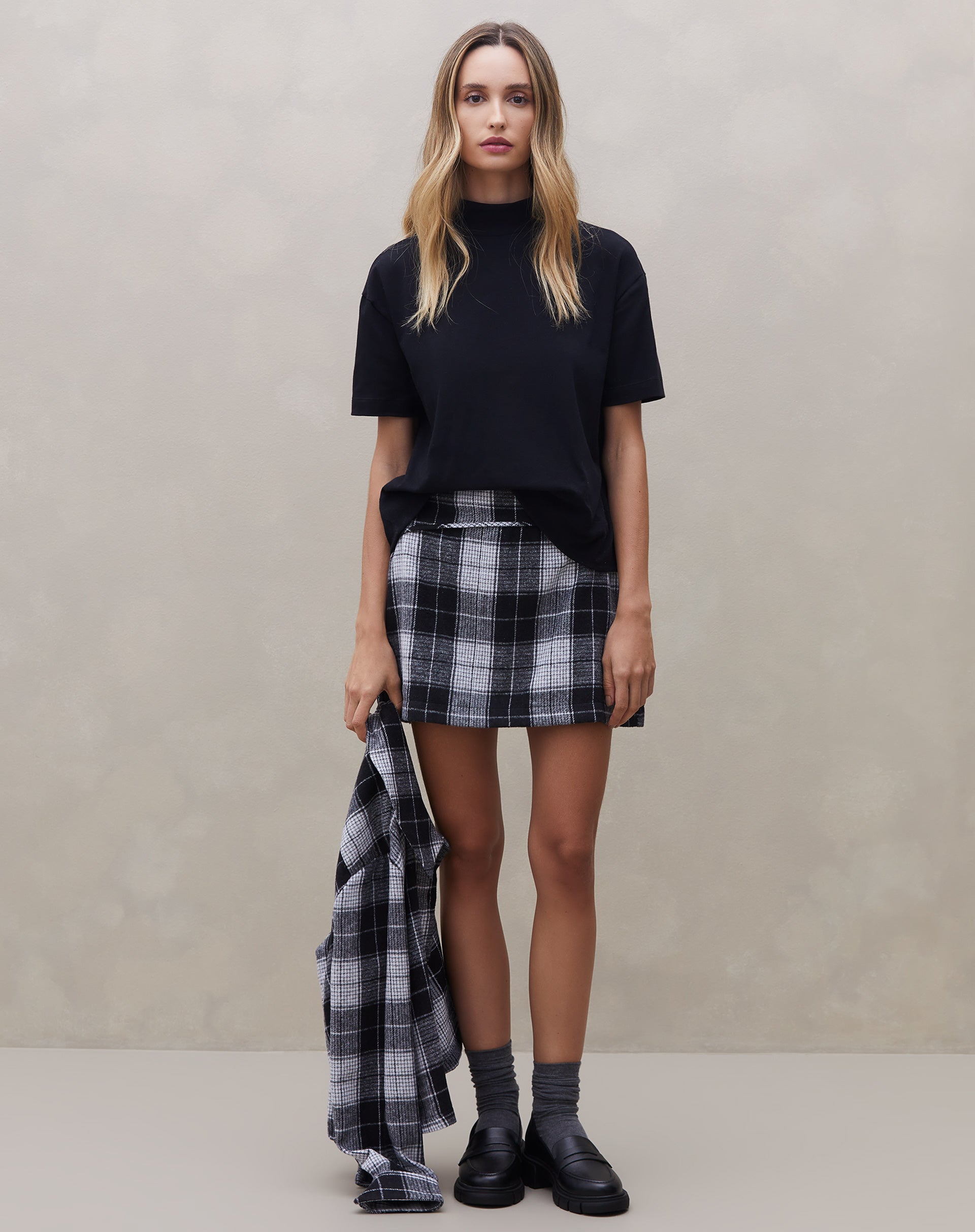 51211170_0002_1_camiseta-gola-alta-barra-larga-preto_v1724204279556.jpg